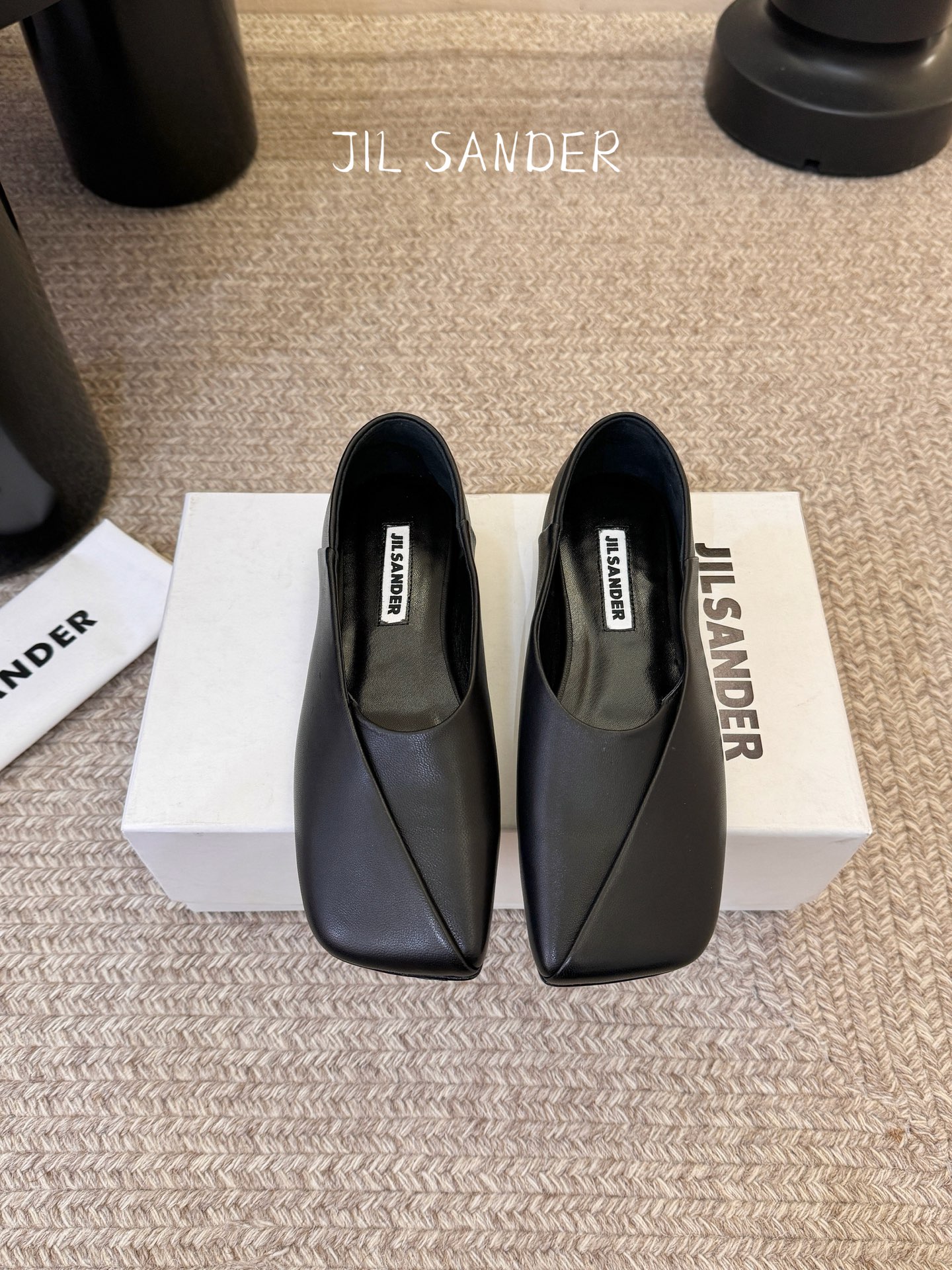 Jil sande* 𝟐𝟔𝐀𝐖新品方头芭蕾鞋｜极简主义的清冷诗意以利落方头重塑芭蕾鞋的经典轮廓 细腻小羊