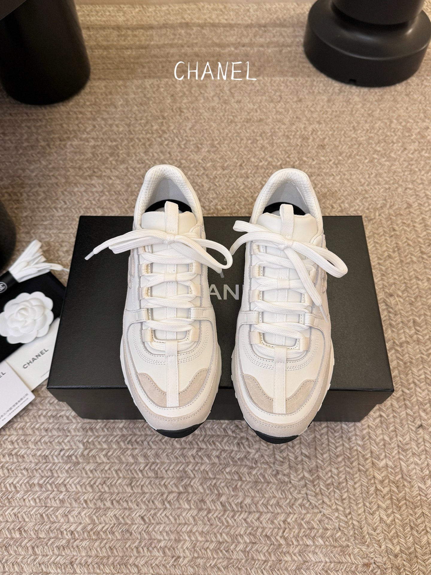 Chane*26SS早春新款小香休闲老爹鞋当优雅与街头感碰撞，这双老爹鞋重新定义轻奢运动风。经典双C标识