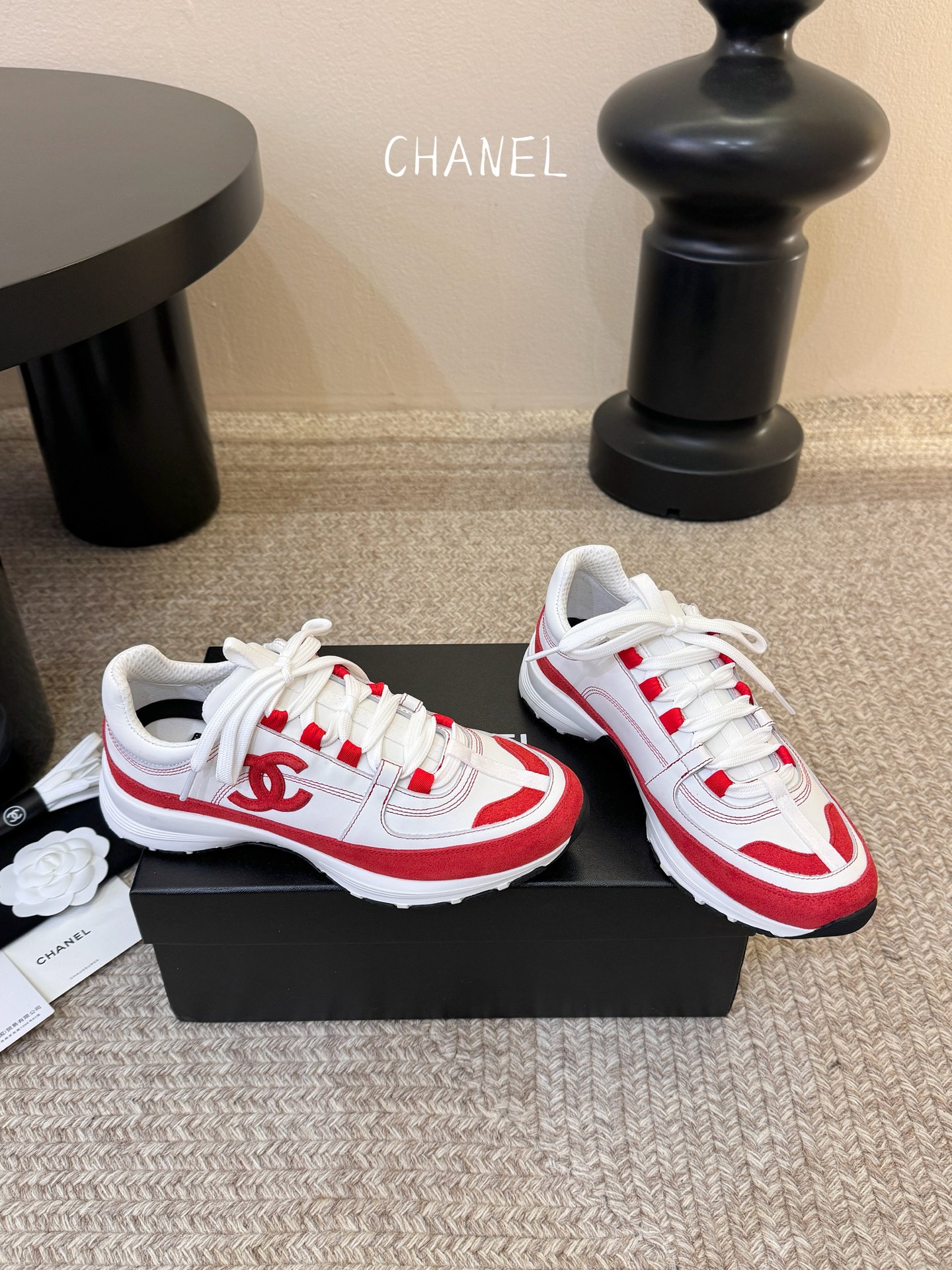 Chane*26SS早春新款小香休闲老爹鞋当优雅与街头感碰撞，这双老爹鞋重新定义轻奢运动风。经典双C标识