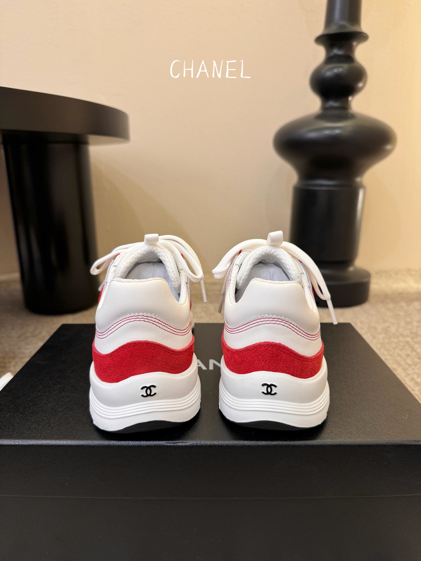 Chane*26SS早春新款小香休闲老爹鞋当优雅与街头感碰撞，这双老爹鞋重新定义轻奢运动风。经典双C标识
