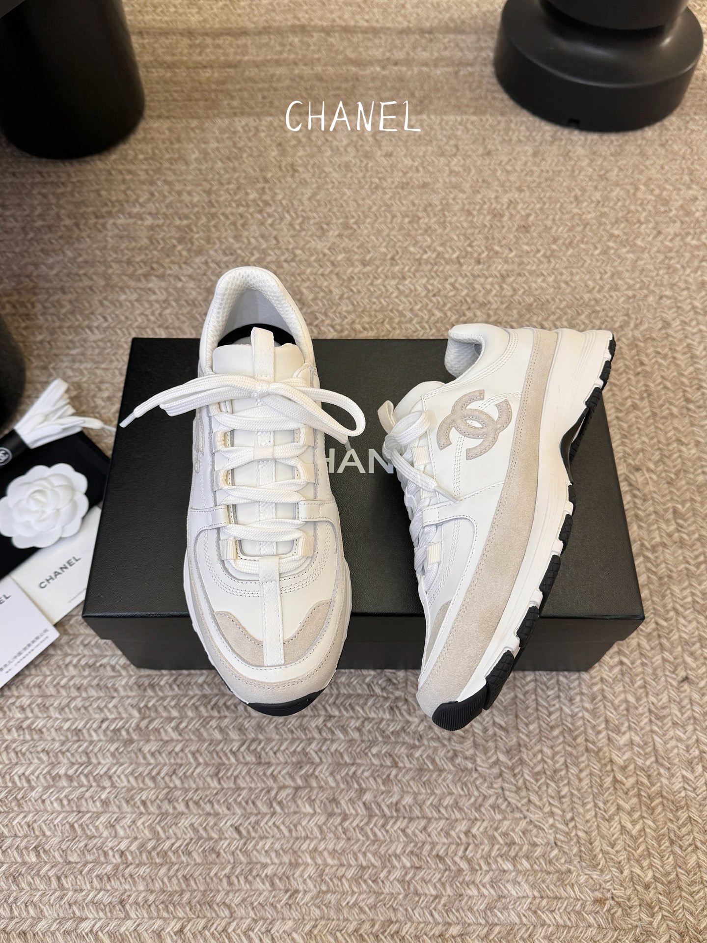 Chane*26SS早春新款小香休闲老爹鞋当优雅与街头感碰撞，这双老爹鞋重新定义轻奢运动风。经典双C标识