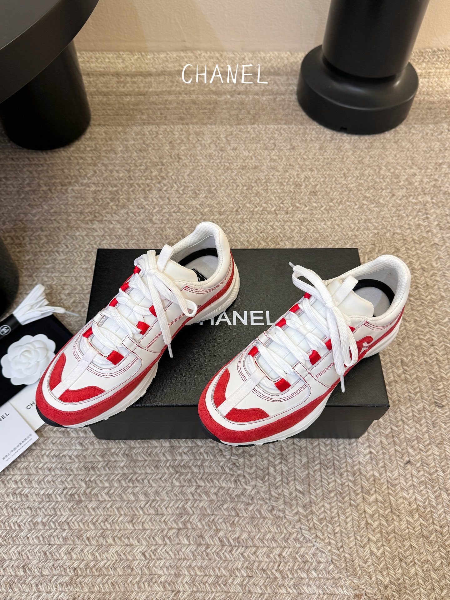 Chane*26SS早春新款小香休闲老爹鞋当优雅与街头感碰撞，这双老爹鞋重新定义轻奢运动风。经典双C标识