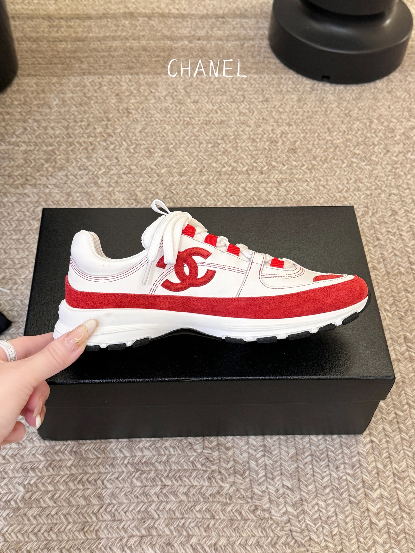 Chane*26SS早春新款小香休闲老爹鞋当优雅与街头感碰撞，这双老爹鞋重新定义轻奢运动风。经典双C标识