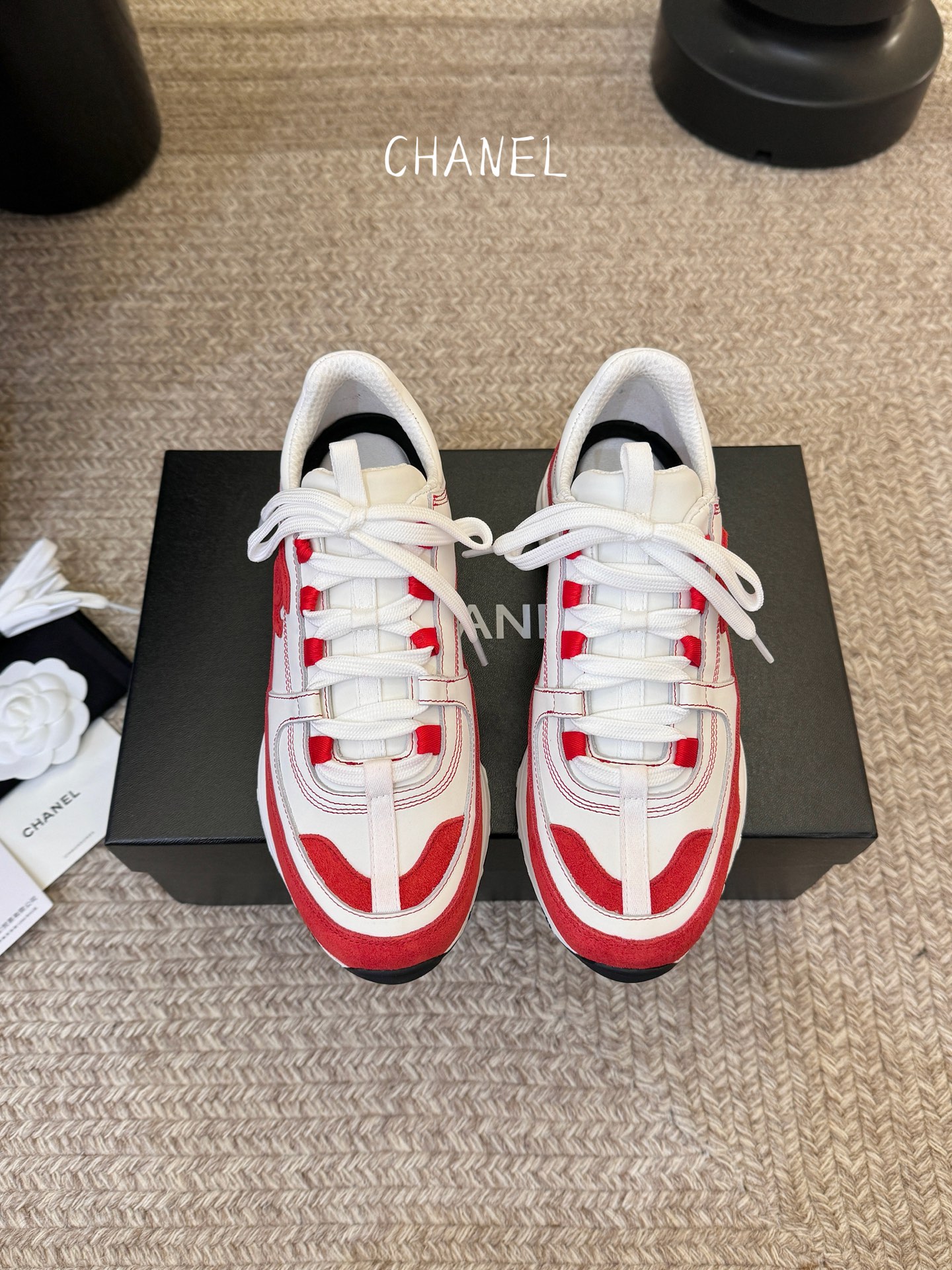 Chane*26SS早春新款小香休闲老爹鞋当优雅与街头感碰撞，这双老爹鞋重新定义轻奢运动风。经典双C标识