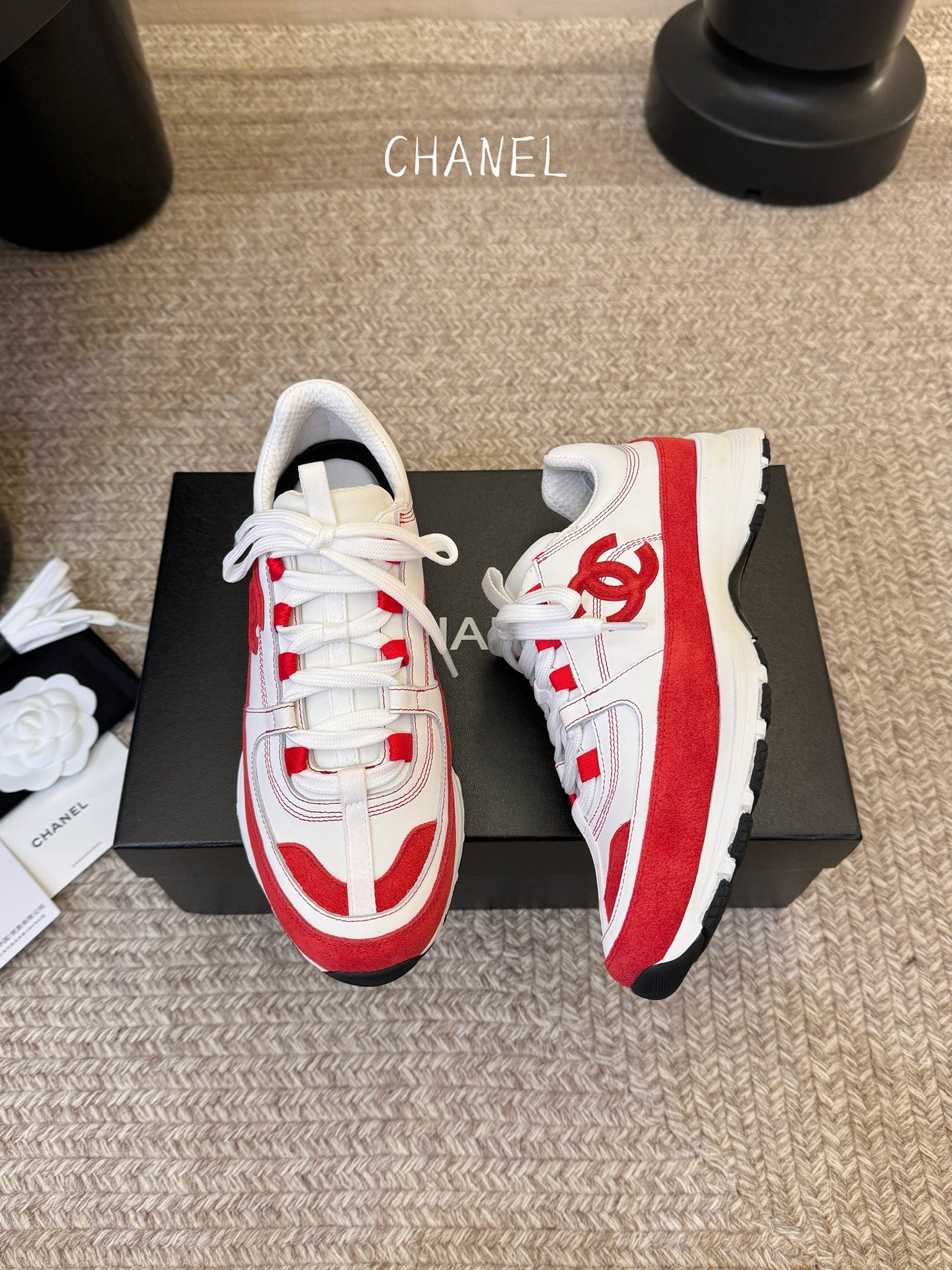 Chane*26SS早春新款小香休闲老爹鞋当优雅与街头感碰撞，这双老爹鞋重新定义轻奢运动风。经典双C标识