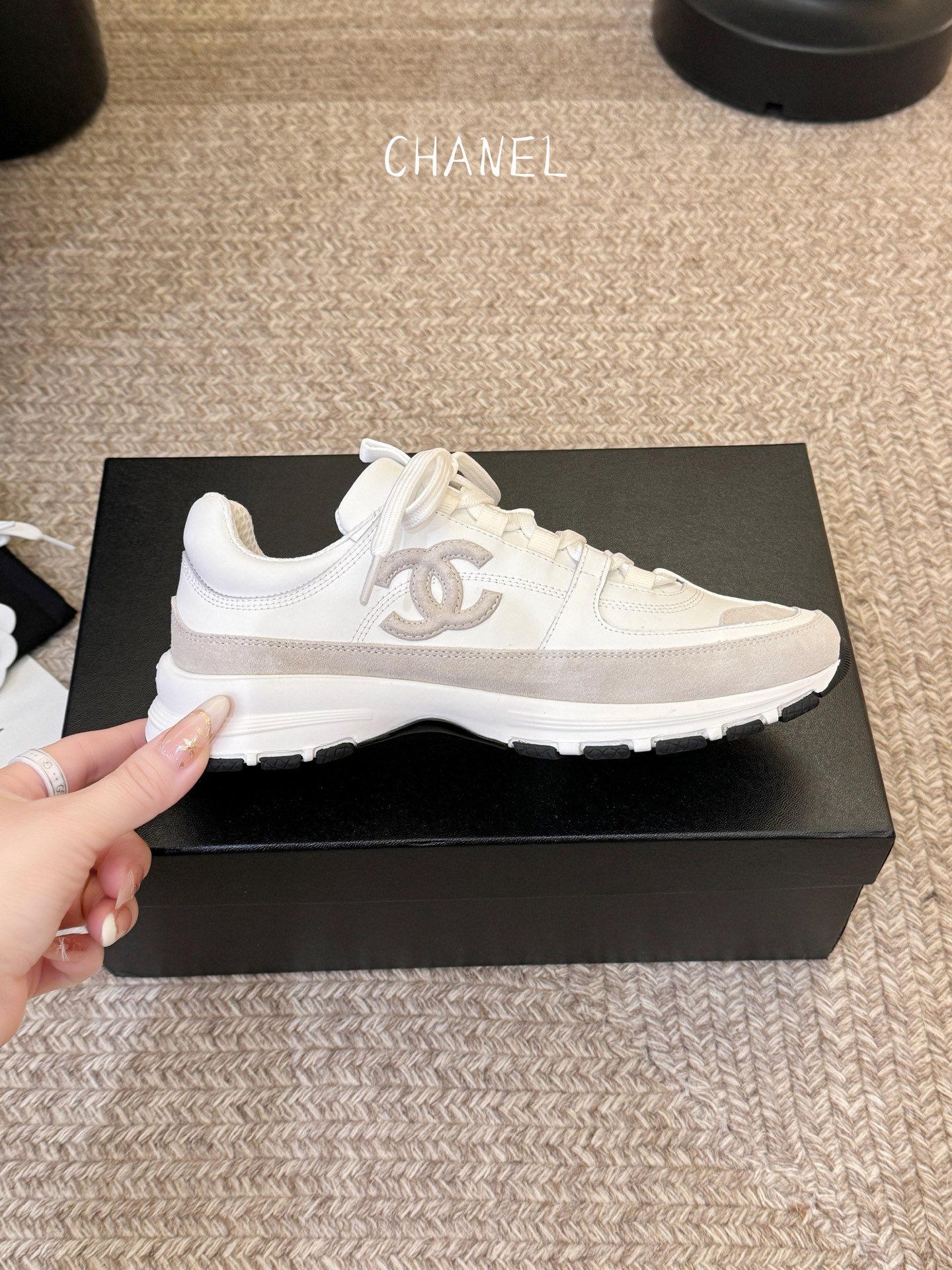 Chane*26SS早春新款小香休闲老爹鞋当优雅与街头感碰撞，这双老爹鞋重新定义轻奢运动风。经典双C标识
