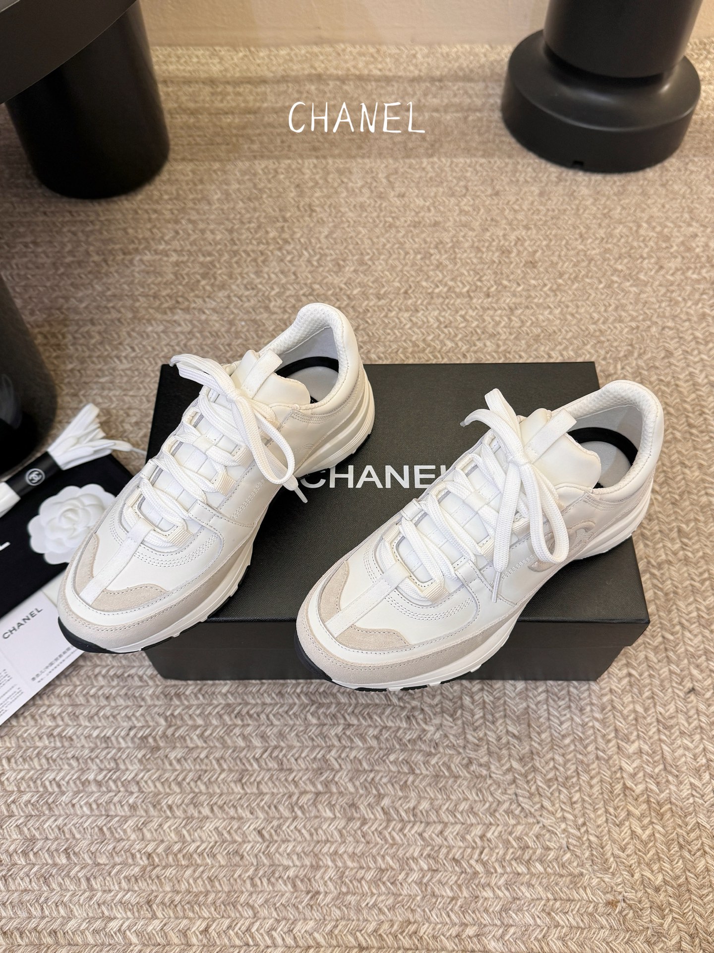 Chane*26SS早春新款小香休闲老爹鞋当优雅与街头感碰撞，这双老爹鞋重新定义轻奢运动风。经典双C标识