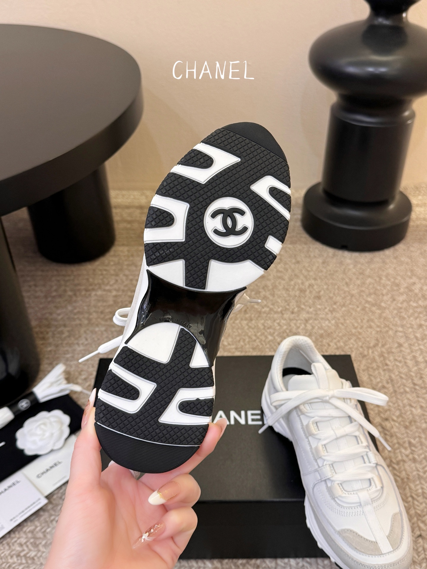 Chane*26SS早春新款小香休闲老爹鞋当优雅与街头感碰撞，这双老爹鞋重新定义轻奢运动风。经典双C标识