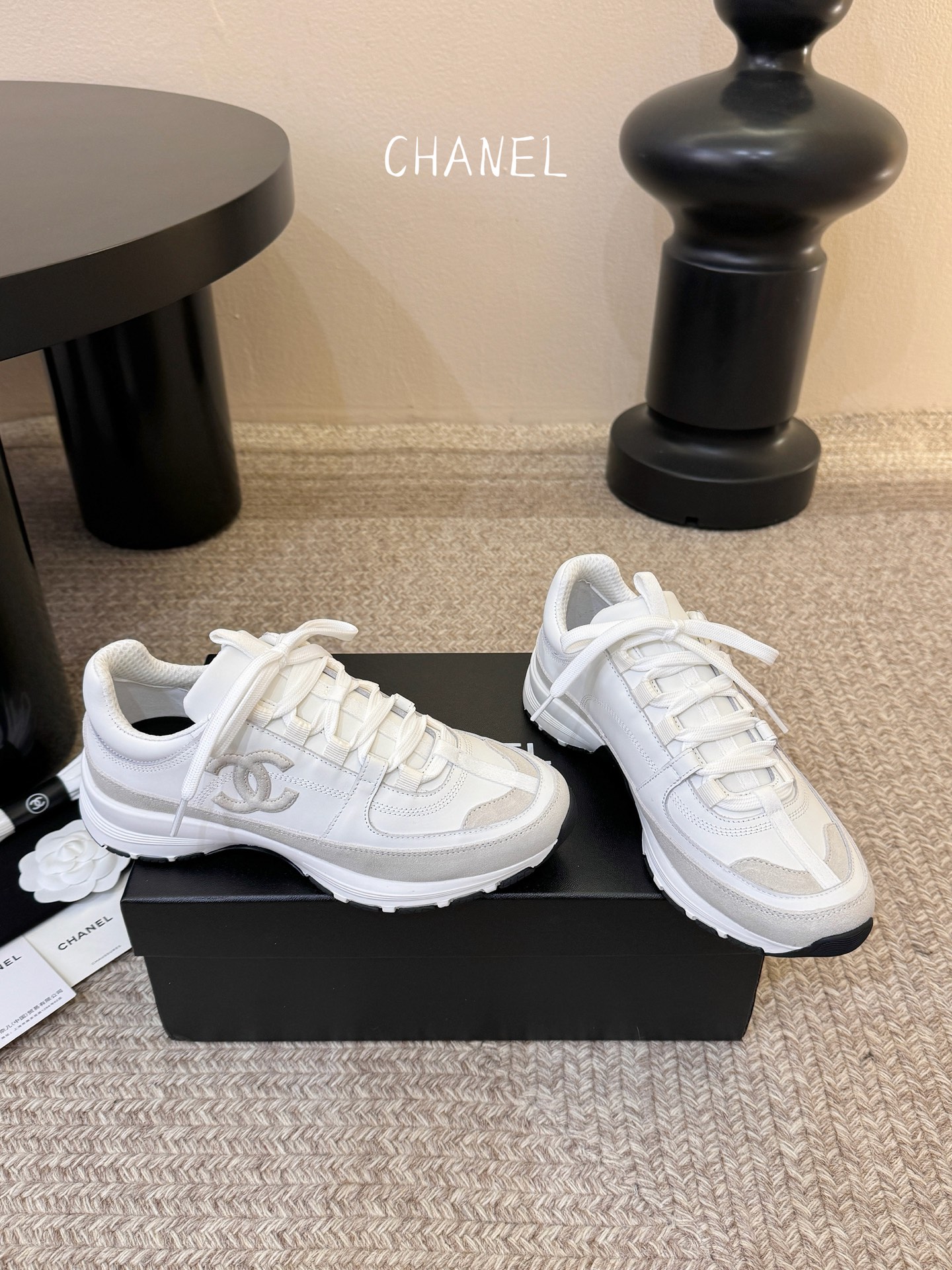 Chane*26SS早春新款小香休闲老爹鞋当优雅与街头感碰撞，这双老爹鞋重新定义轻奢运动风。经典双C标识