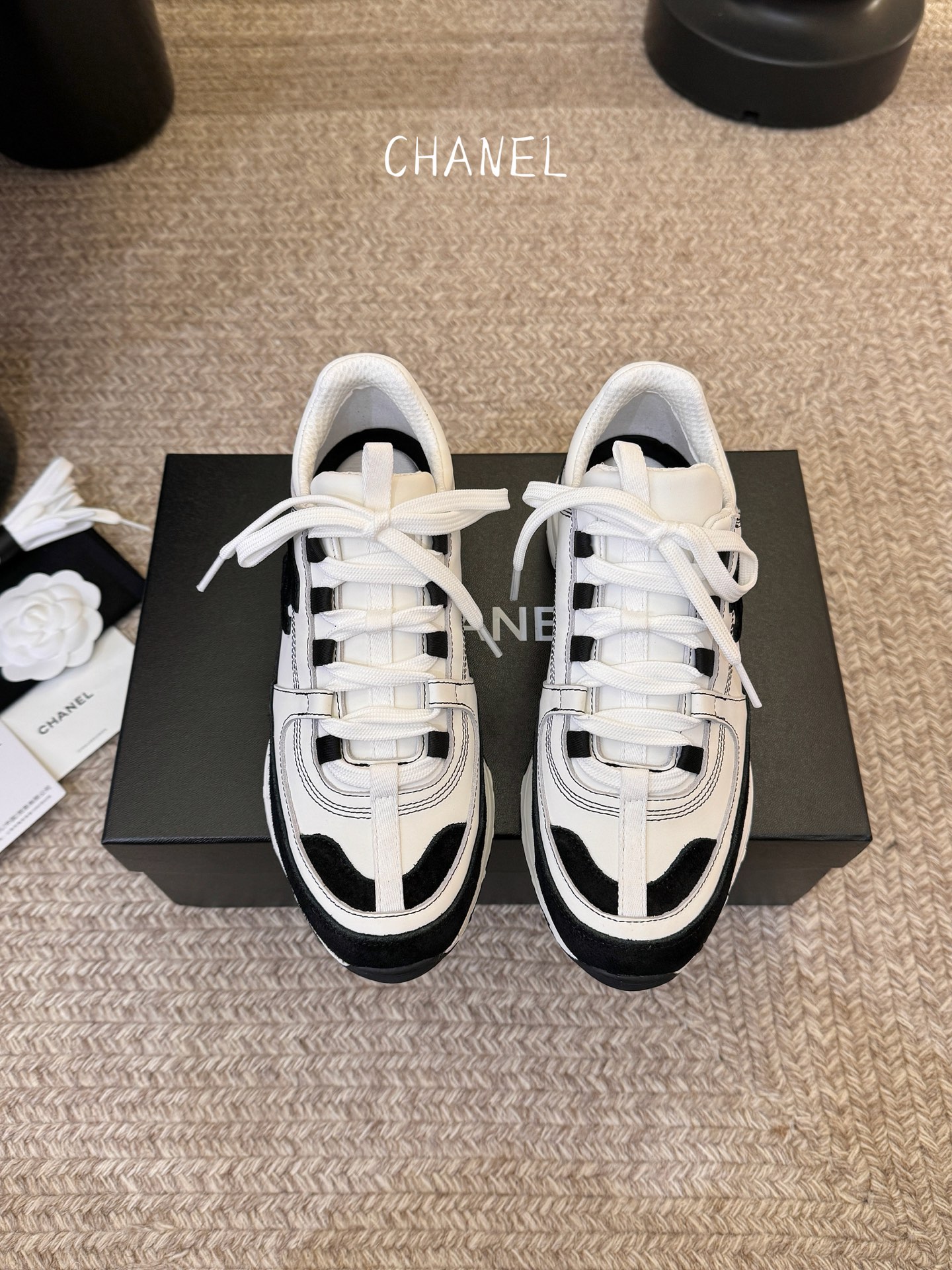 Chane*26SS早春新款小香休闲老爹鞋当优雅与街头感碰撞，这双老爹鞋重新定义轻奢运动风。经典双C标识