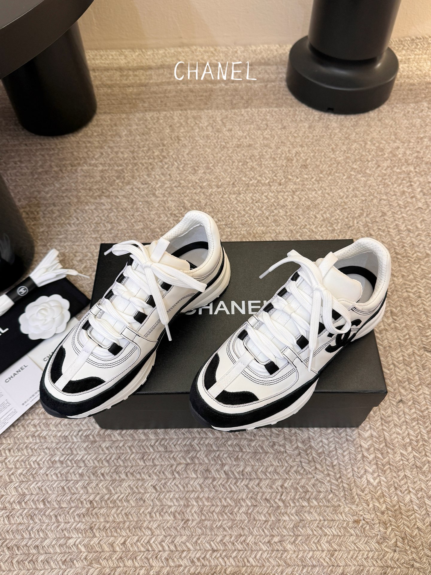 Chane*26SS早春新款小香休闲老爹鞋当优雅与街头感碰撞，这双老爹鞋重新定义轻奢运动风。经典双C标识