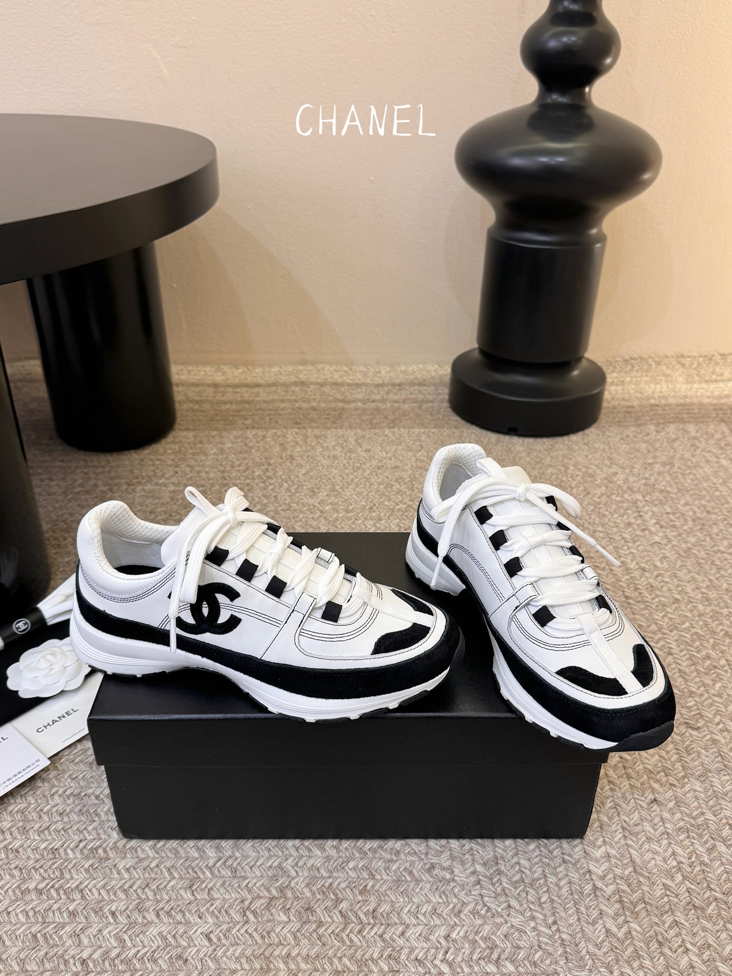 Chane*26SS早春新款小香休闲老爹鞋当优雅与街头感碰撞，这双老爹鞋重新定义轻奢运动风。经典双C标识