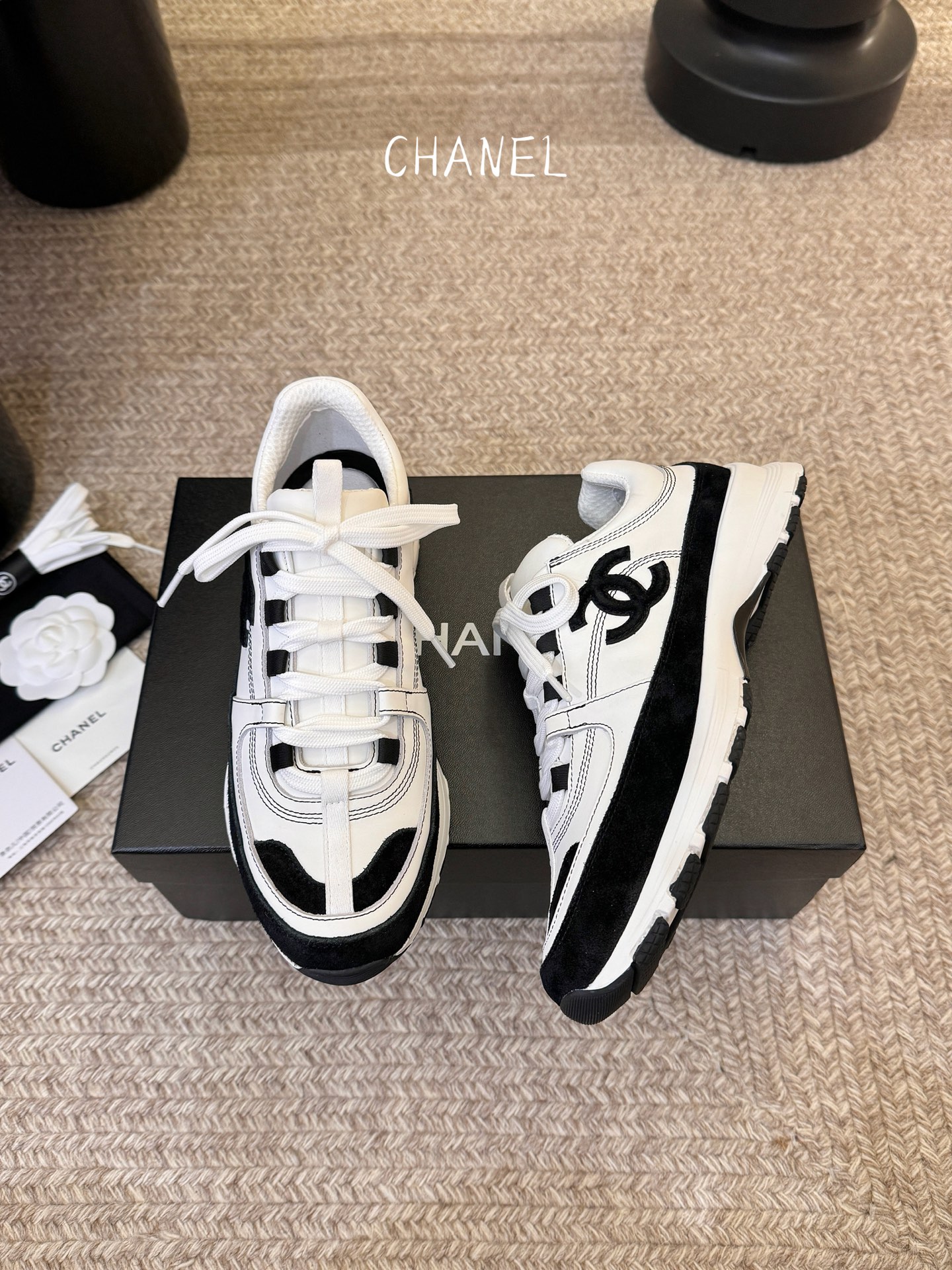 Chane*26SS早春新款小香休闲老爹鞋当优雅与街头感碰撞，这双老爹鞋重新定义轻奢运动风。经典双C标识