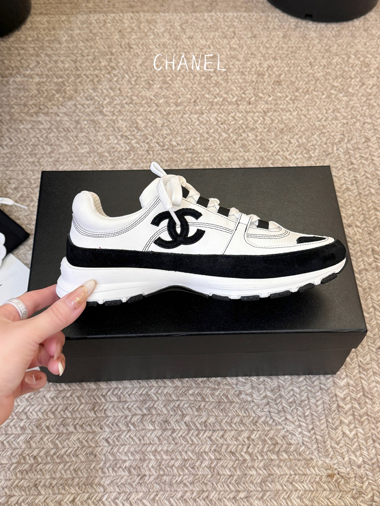 Chane*26SS早春新款小香休闲老爹鞋当优雅与街头感碰撞，这双老爹鞋重新定义轻奢运动风。经典双C标识