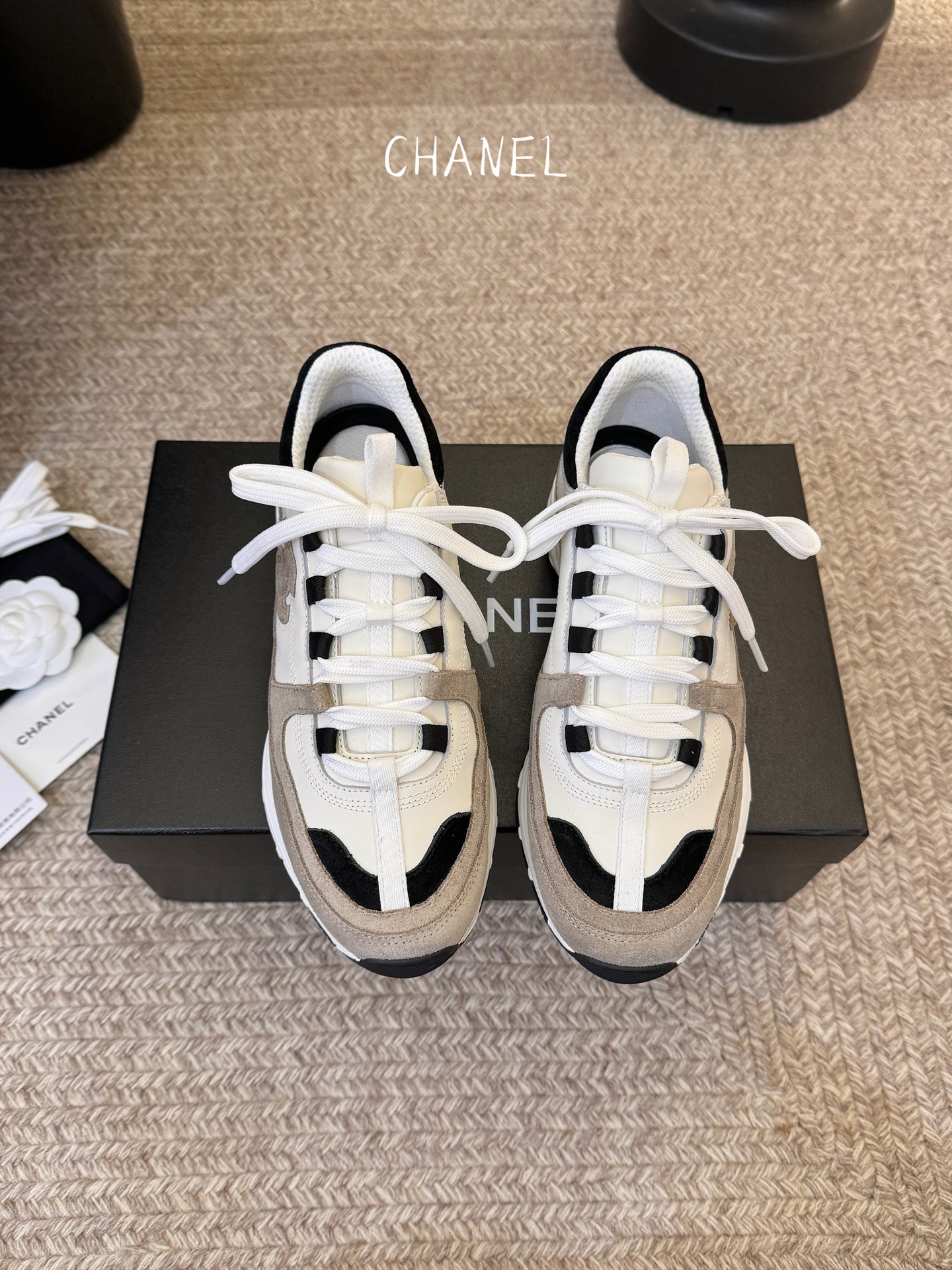 Chane*26SS早春新款小香休闲老爹鞋当优雅与街头感碰撞，这双老爹鞋重新定义轻奢运动风。经典双C标识