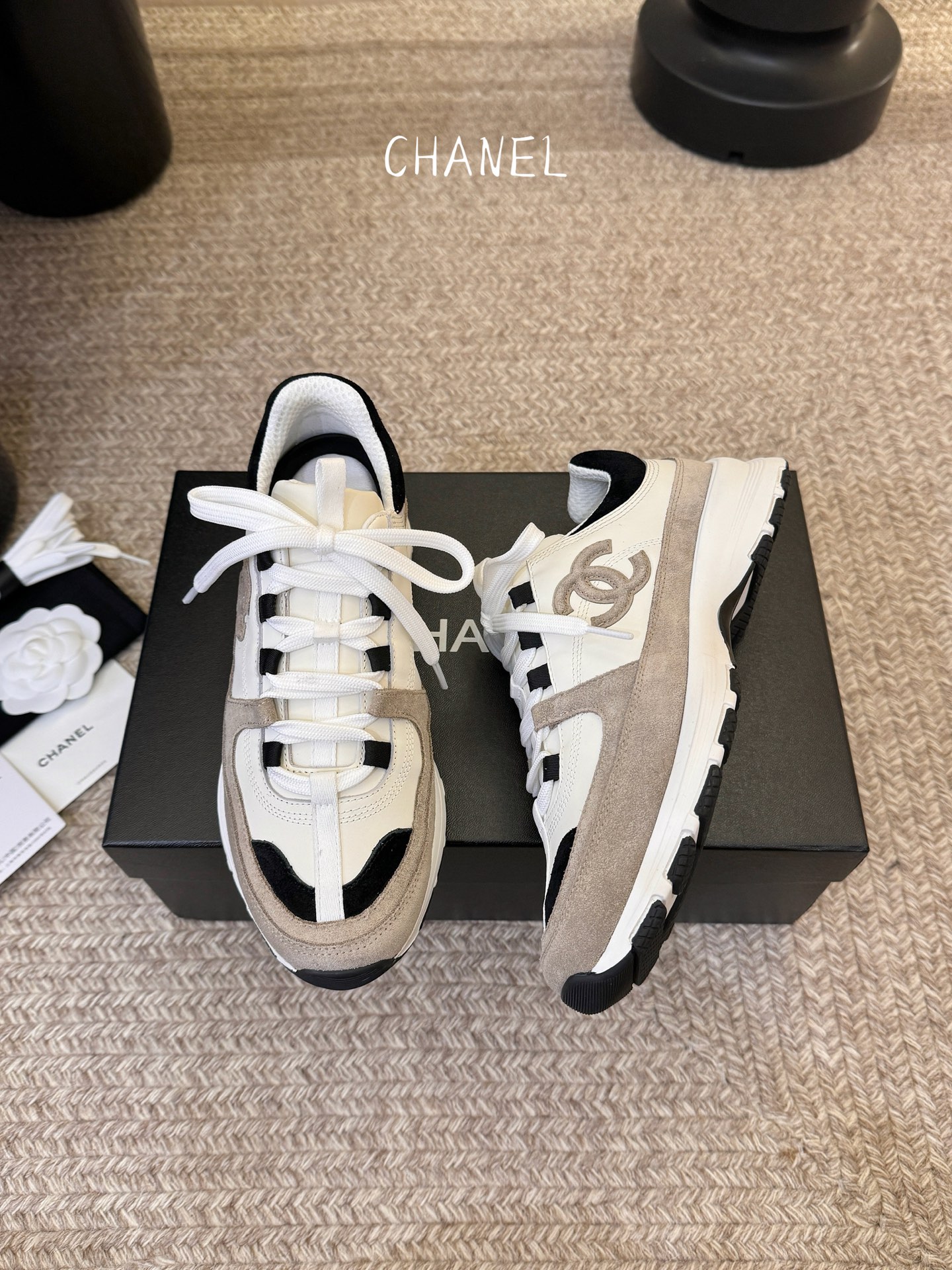 Chane*26SS早春新款小香休闲老爹鞋当优雅与街头感碰撞，这双老爹鞋重新定义轻奢运动风。经典双C标识
