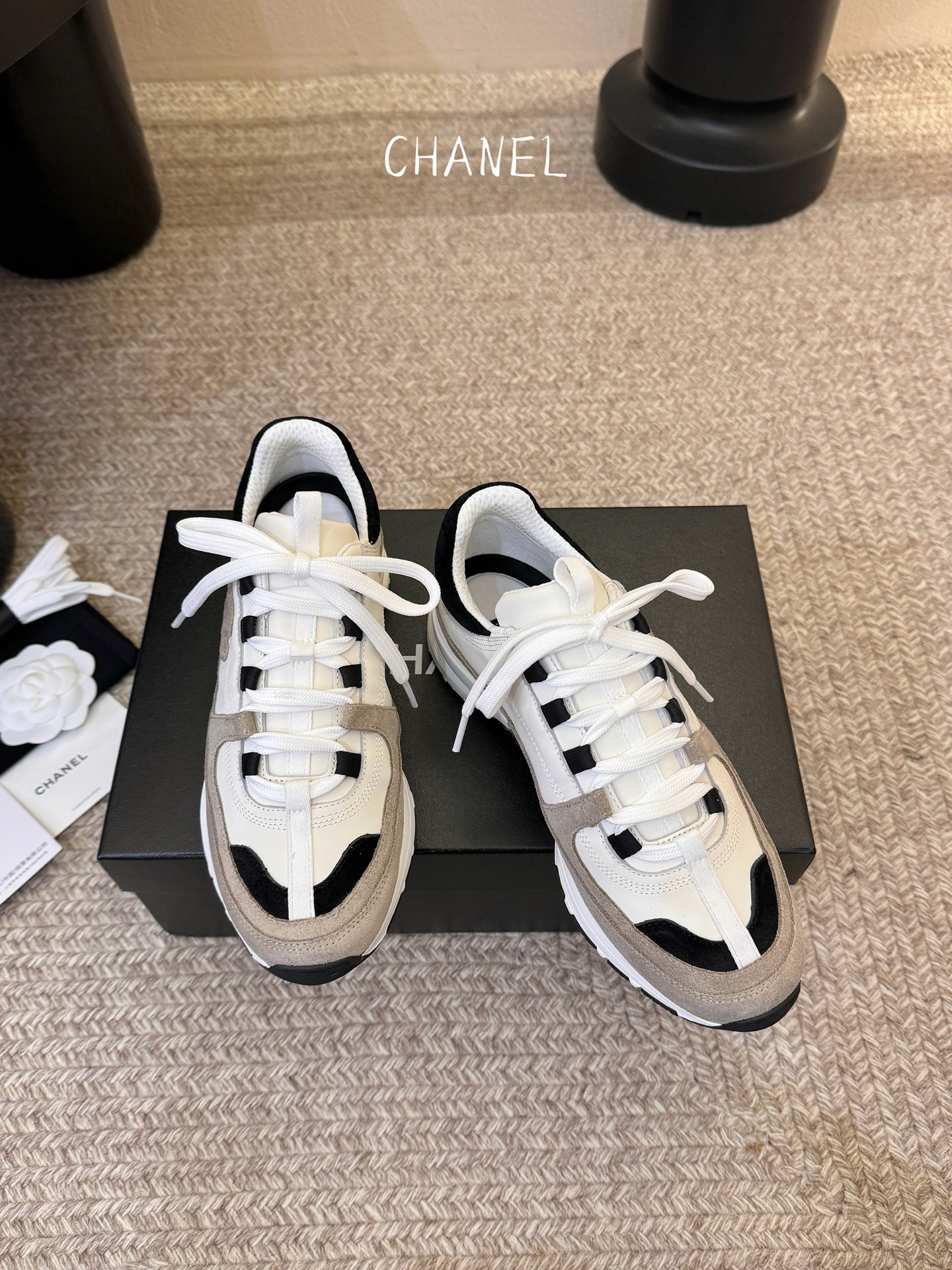 Chane*26SS早春新款小香休闲老爹鞋当优雅与街头感碰撞，这双老爹鞋重新定义轻奢运动风。经典双C标识