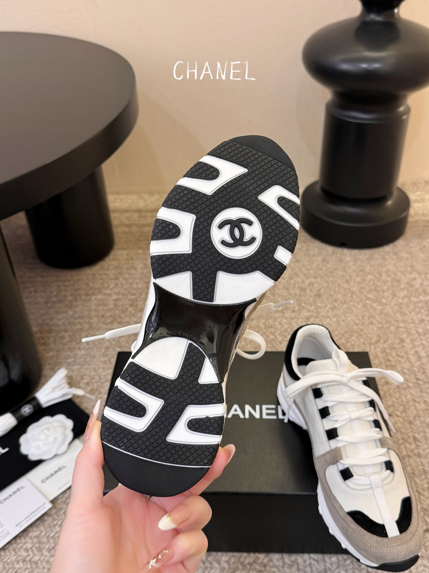 Chane*26SS早春新款小香休闲老爹鞋当优雅与街头感碰撞，这双老爹鞋重新定义轻奢运动风。经典双C标识