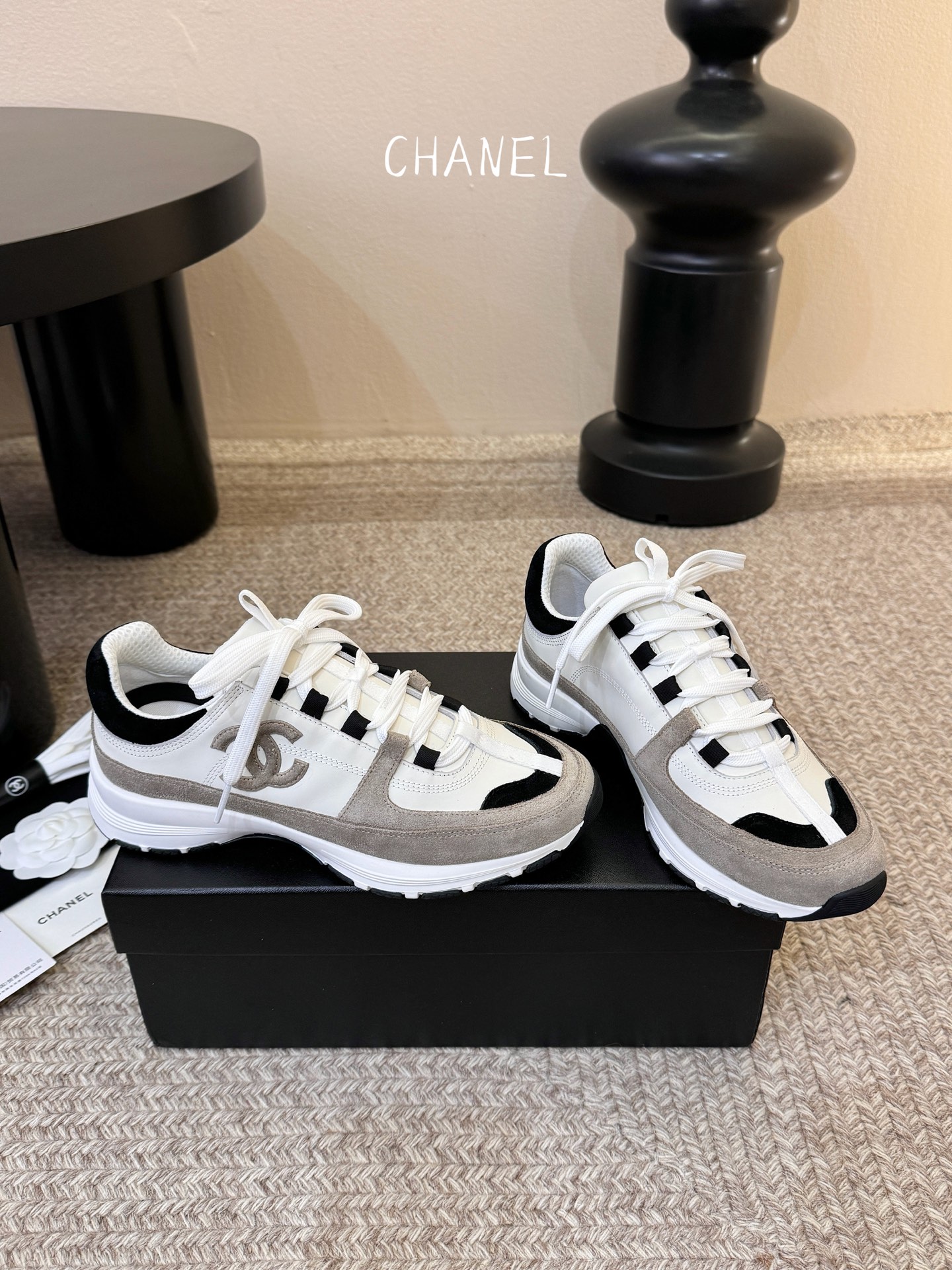 Chane*26SS早春新款小香休闲老爹鞋当优雅与街头感碰撞，这双老爹鞋重新定义轻奢运动风。经典双C标识