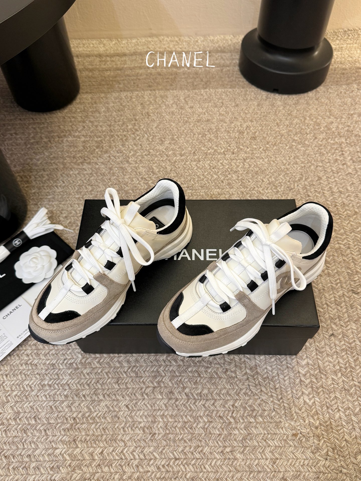 Chane*26SS早春新款小香休闲老爹鞋当优雅与街头感碰撞，这双老爹鞋重新定义轻奢运动风。经典双C标识