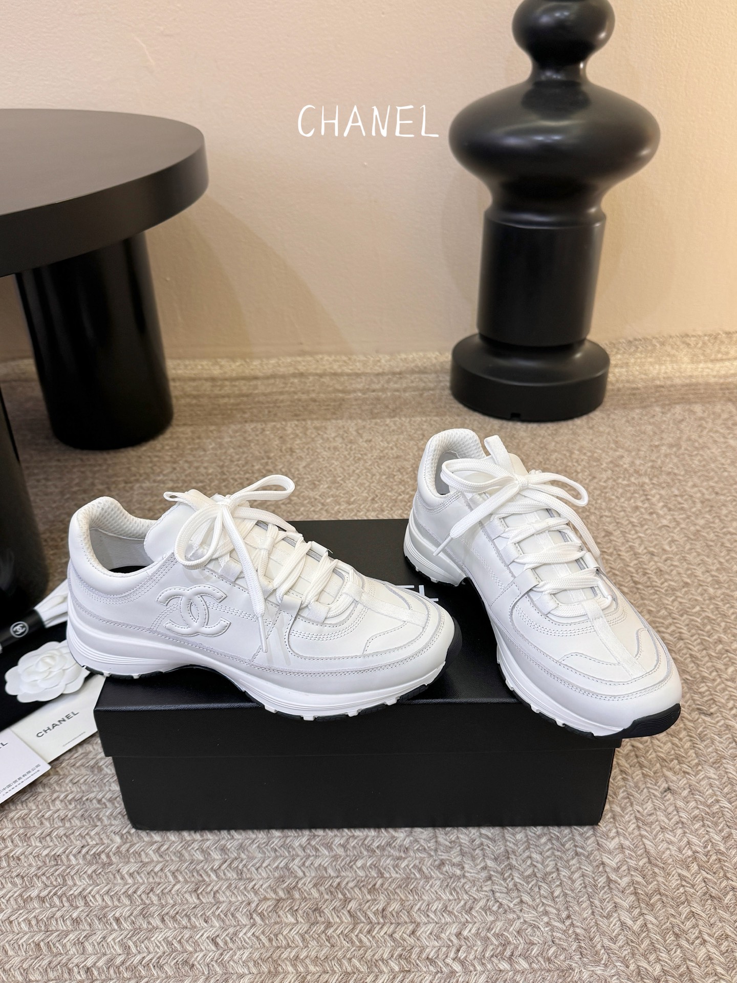 Chane*26SS早春新款小香休闲老爹鞋当优雅与街头感碰撞，这双老爹鞋重新定义轻奢运动风。经典双C标识