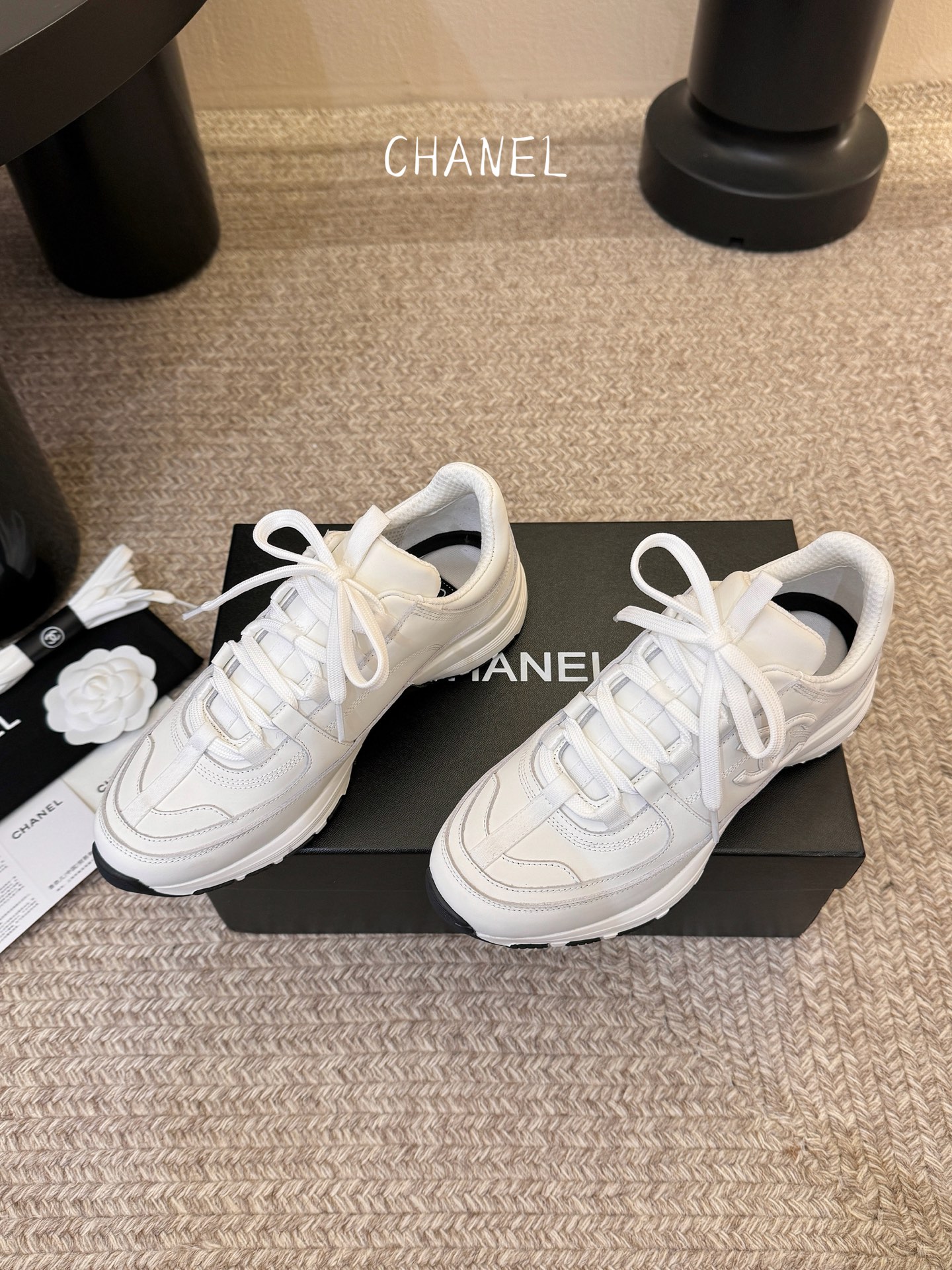 Chane*26SS早春新款小香休闲老爹鞋当优雅与街头感碰撞，这双老爹鞋重新定义轻奢运动风。经典双C标识