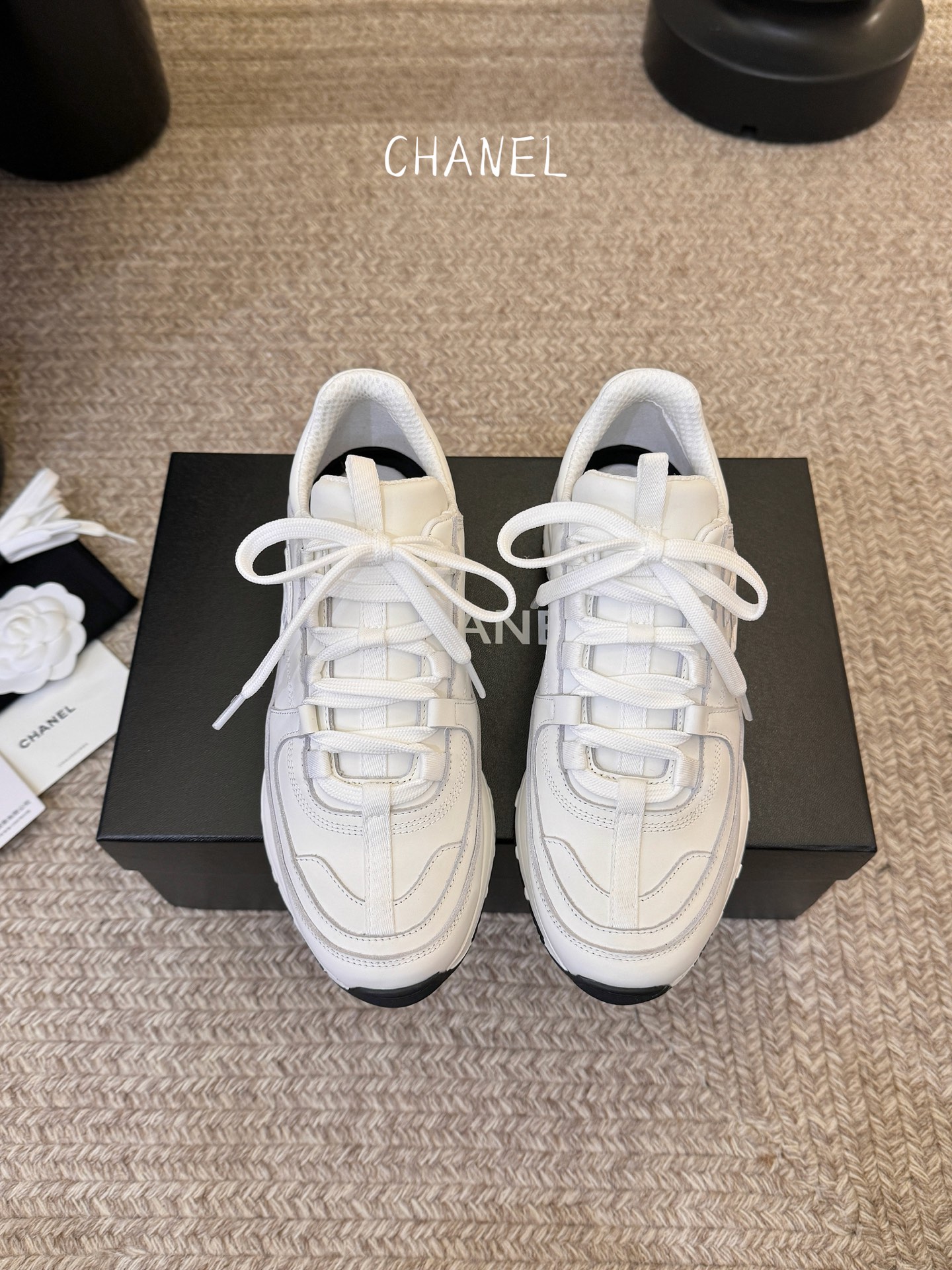 Chane*26SS早春新款小香休闲老爹鞋当优雅与街头感碰撞，这双老爹鞋重新定义轻奢运动风。经典双C标识