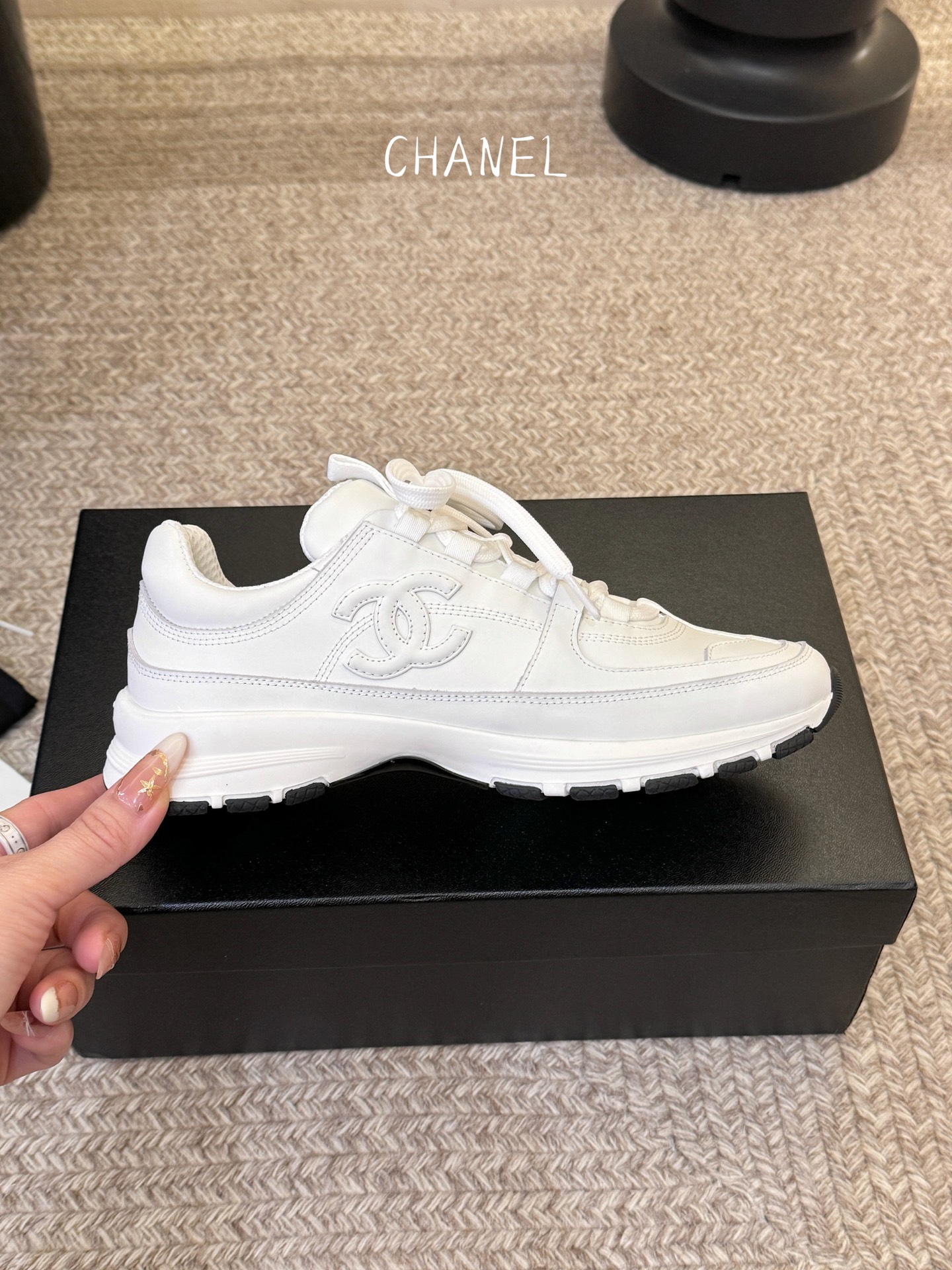 Chane*26SS早春新款小香休闲老爹鞋当优雅与街头感碰撞，这双老爹鞋重新定义轻奢运动风。经典双C标识