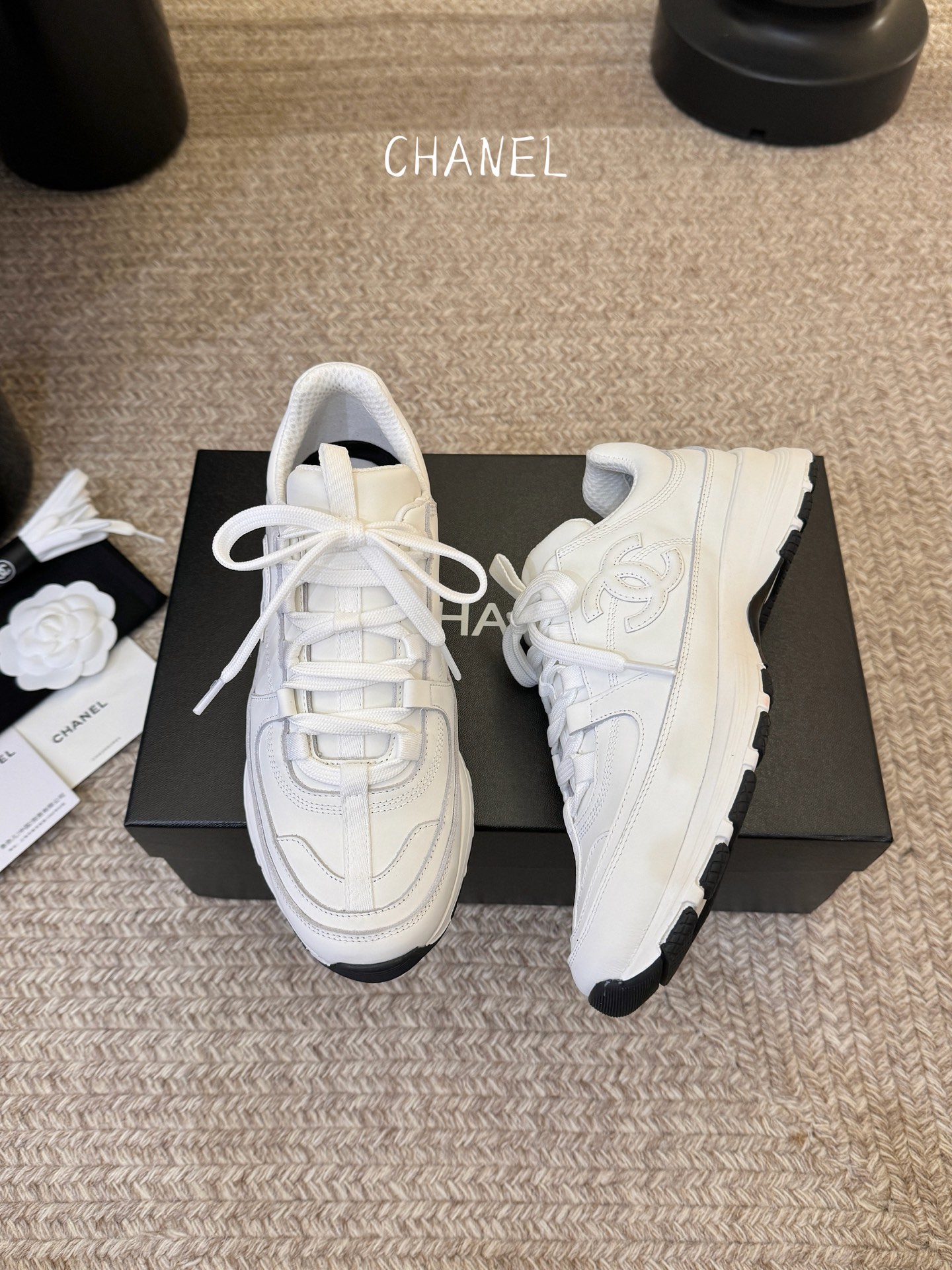 Chane*26SS早春新款小香休闲老爹鞋当优雅与街头感碰撞，这双老爹鞋重新定义轻奢运动风。经典双C标识