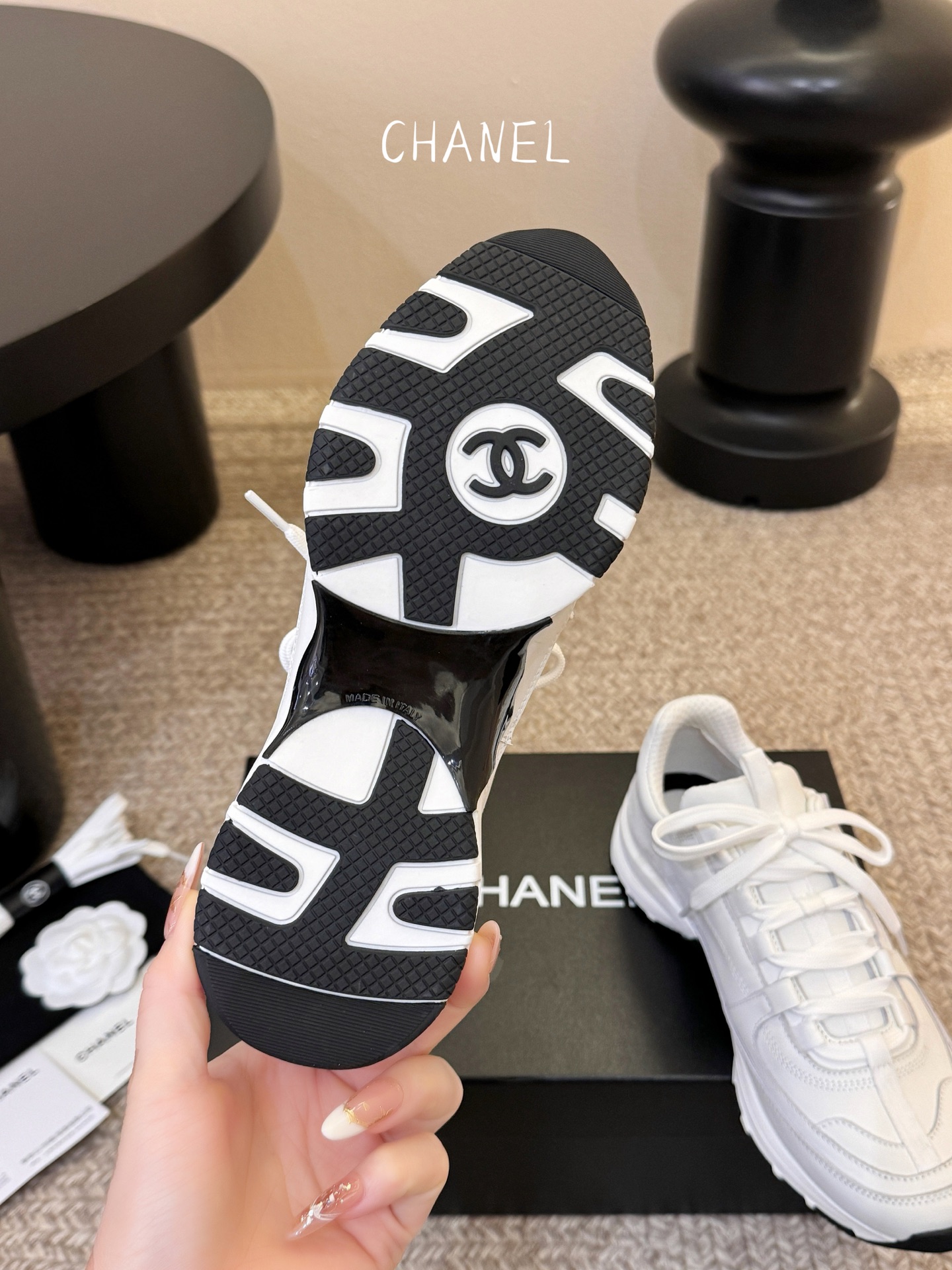 Chane*26SS早春新款小香休闲老爹鞋当优雅与街头感碰撞，这双老爹鞋重新定义轻奢运动风。经典双C标识