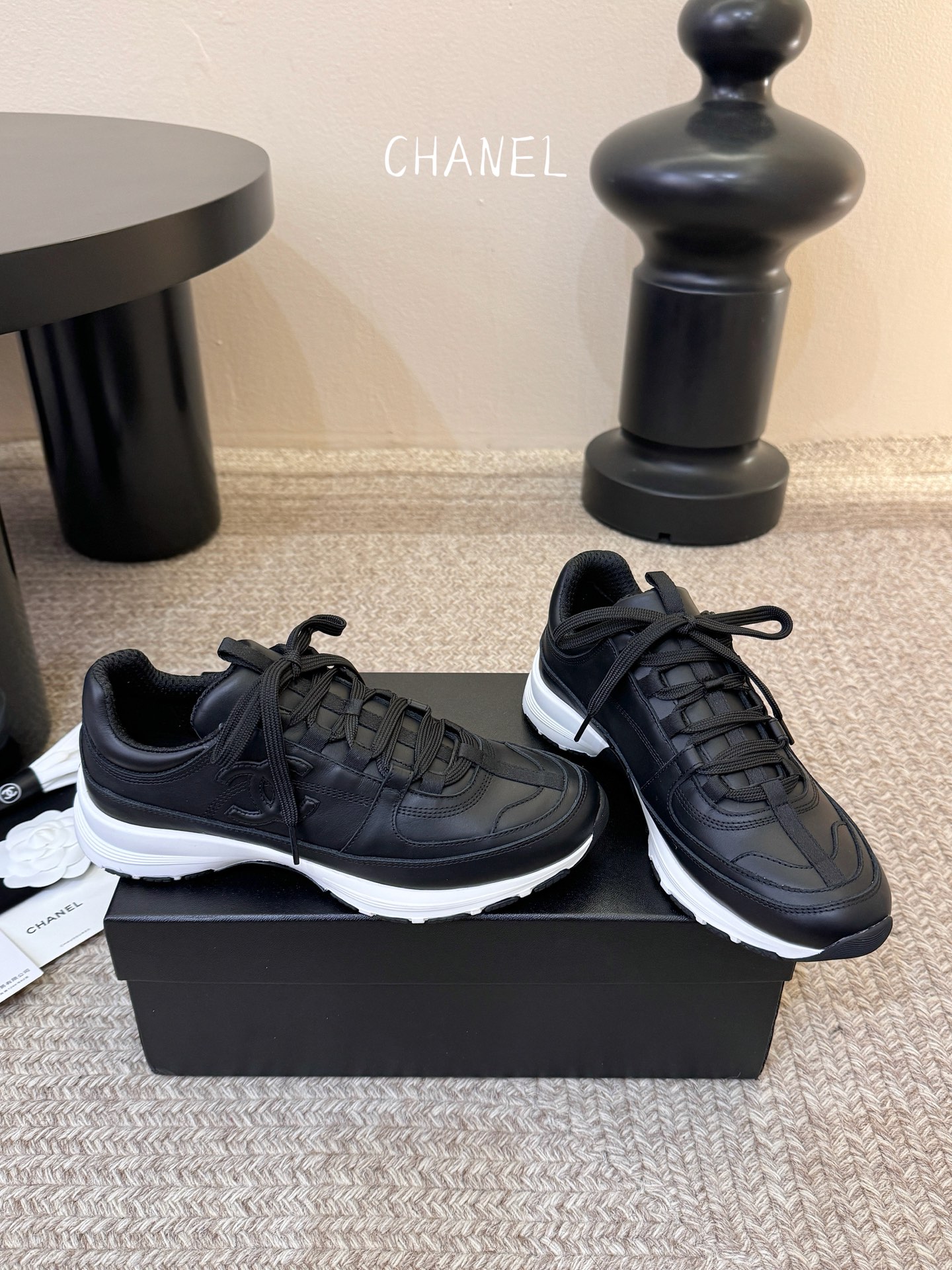 Chane*26SS早春新款小香休闲老爹鞋当优雅与街头感碰撞，这双老爹鞋重新定义轻奢运动风。经典双C标识