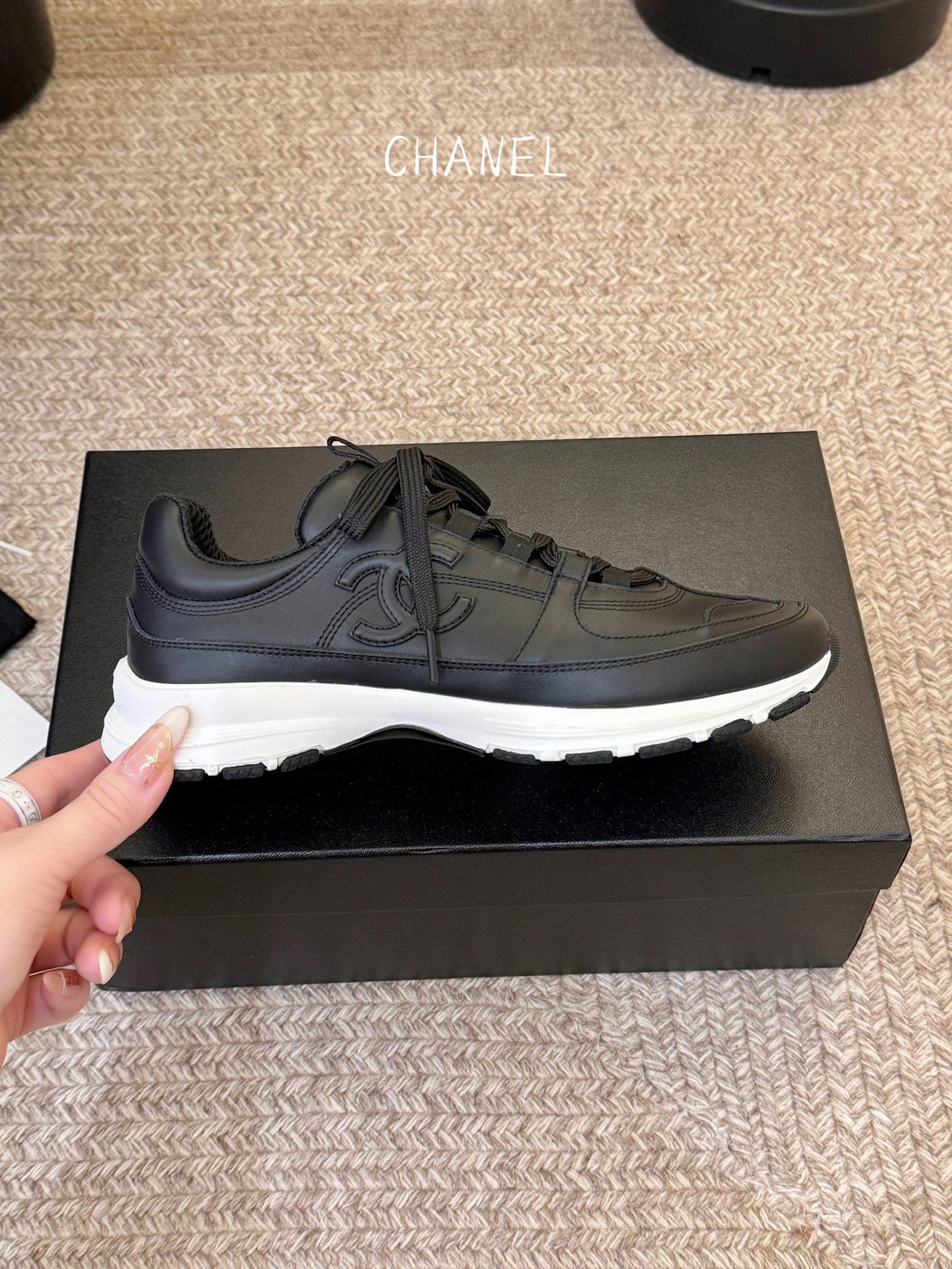 Chane*26SS早春新款小香休闲老爹鞋当优雅与街头感碰撞，这双老爹鞋重新定义轻奢运动风。经典双C标识