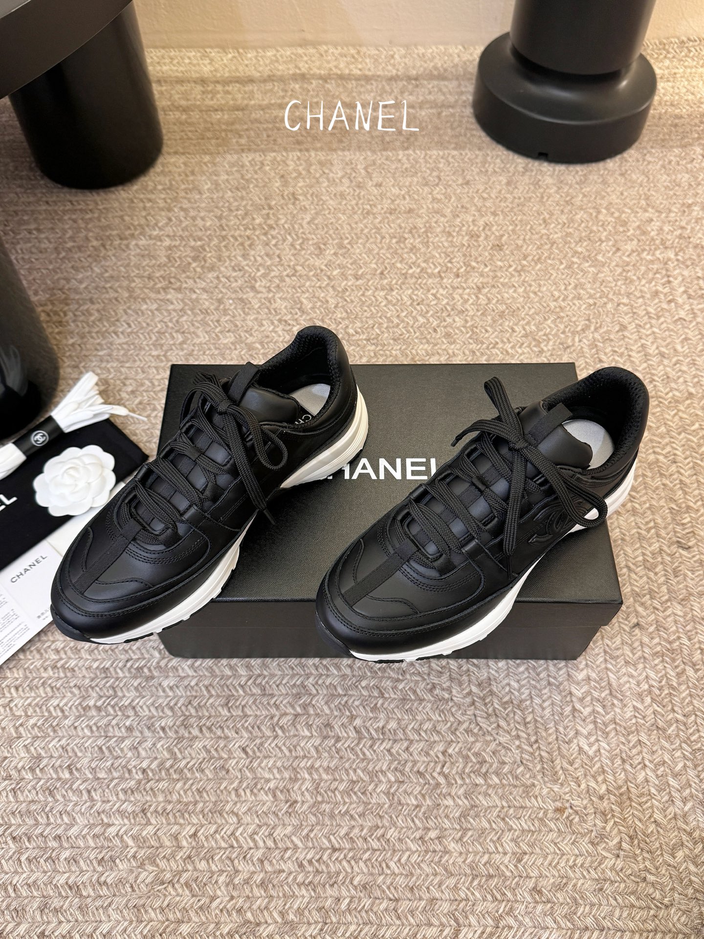 Chane*26SS早春新款小香休闲老爹鞋当优雅与街头感碰撞，这双老爹鞋重新定义轻奢运动风。经典双C标识