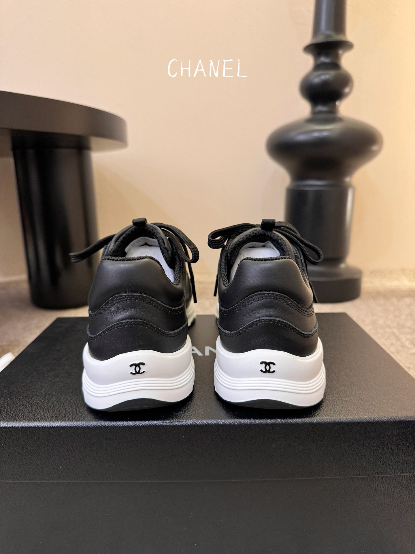 Chane*26SS早春新款小香休闲老爹鞋当优雅与街头感碰撞，这双老爹鞋重新定义轻奢运动风。经典双C标识