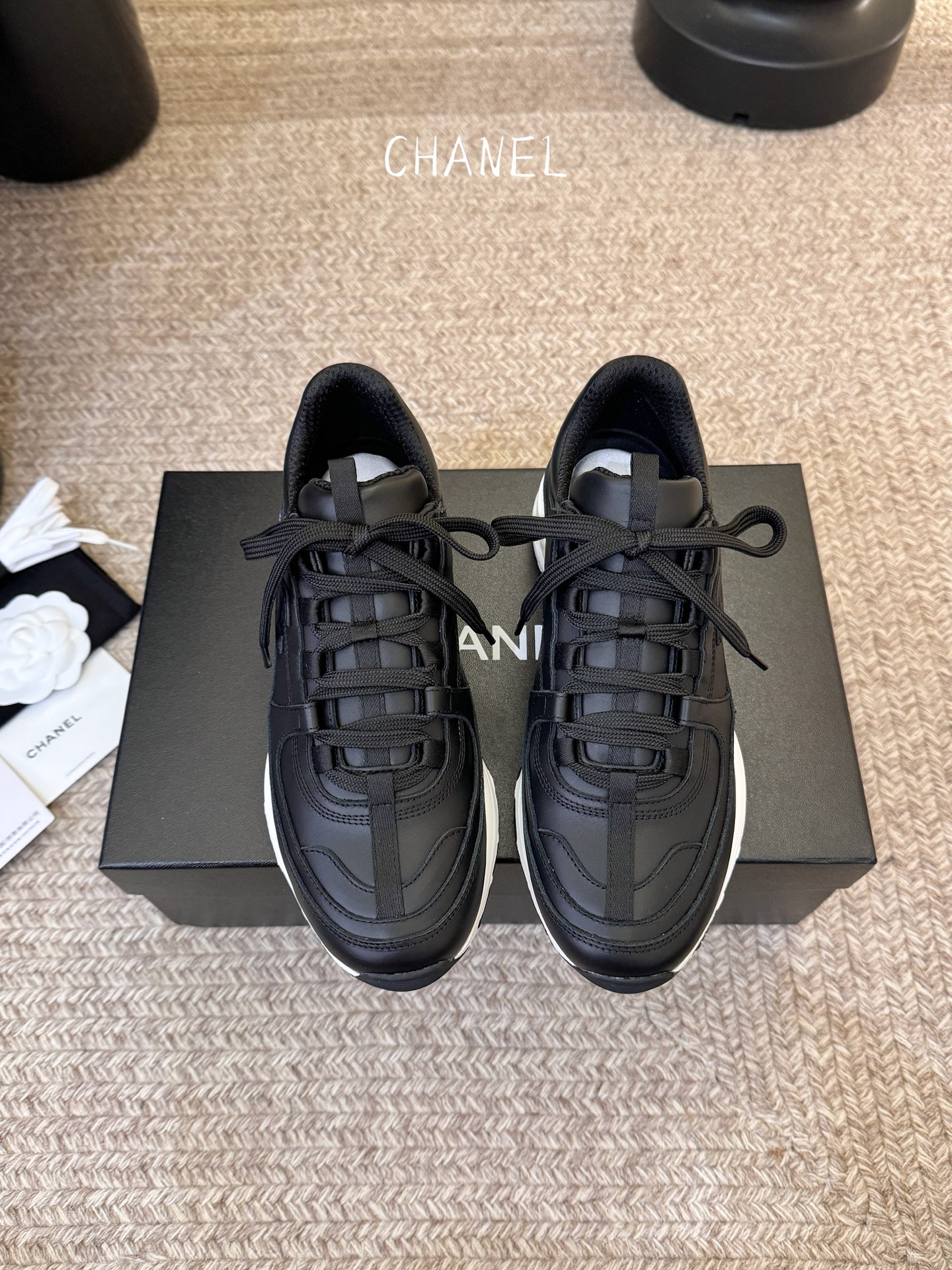 NO:748981,Chane*26SS early spring new Xiaoxiang casual dad shoes When elegance and street style collide, this pair of dad shoes redefines light luxury sports style. The classic double C logo hides details, and the contrasting color splicing design has its own eye-catching properties. The thick sole increases height but is light. It can not only hold the daily commute, but also be suitable for casual outings, allowing you to find the perfect balance between comfort and fashion.  Put a sense of luxury under your feet, allowing comfort and trend to coexist. The retro thick sole modifies the leg shape, the breathable upper is not stuffy after long-lasting wear, and the iconic double C logo shows low-key taste. You don’t need to deliberately match it, but you can also wear it effortlessly fashionable. Cow suede upper, sheepskin lining, original open molded outsole, size 35-40 (customized size 40 is not returnable), heel height 3.5cm, casual shoes/sports shoes, chanel, sneakers, sheepskin19860909Chane*26SS早春新款小香休闲老爹鞋 当优雅与街头感碰撞,这双老爹鞋重新定义轻奢运动风.经典双C标识暗藏细节,撞色拼接设计自带吸睛属性,厚底增高却不失轻盈,既能hold住日常通勤,也能适配休闲出街,让你在舒适与时髦之间,找到完美平衡. 把高级感踩在脚下,让舒适与潮流共存.复古厚底修饰腿型,透气鞋面久穿不闷,标志性双C logo低调彰显品味,不用刻意搭配,也能穿出毫不费力的时髦感. 鞋面牛反绒 内里羊皮 大底原版开模大底 size35-40码（40码定制不退换） 跟高3.5cm,休闲鞋/运动鞋,chanel,sneakers,sheepskin,Women's Shoes