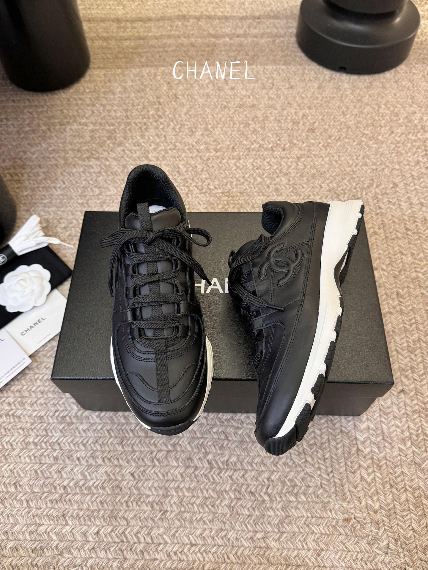 Chane*26SS早春新款小香休闲老爹鞋当优雅与街头感碰撞，这双老爹鞋重新定义轻奢运动风。经典双C标识