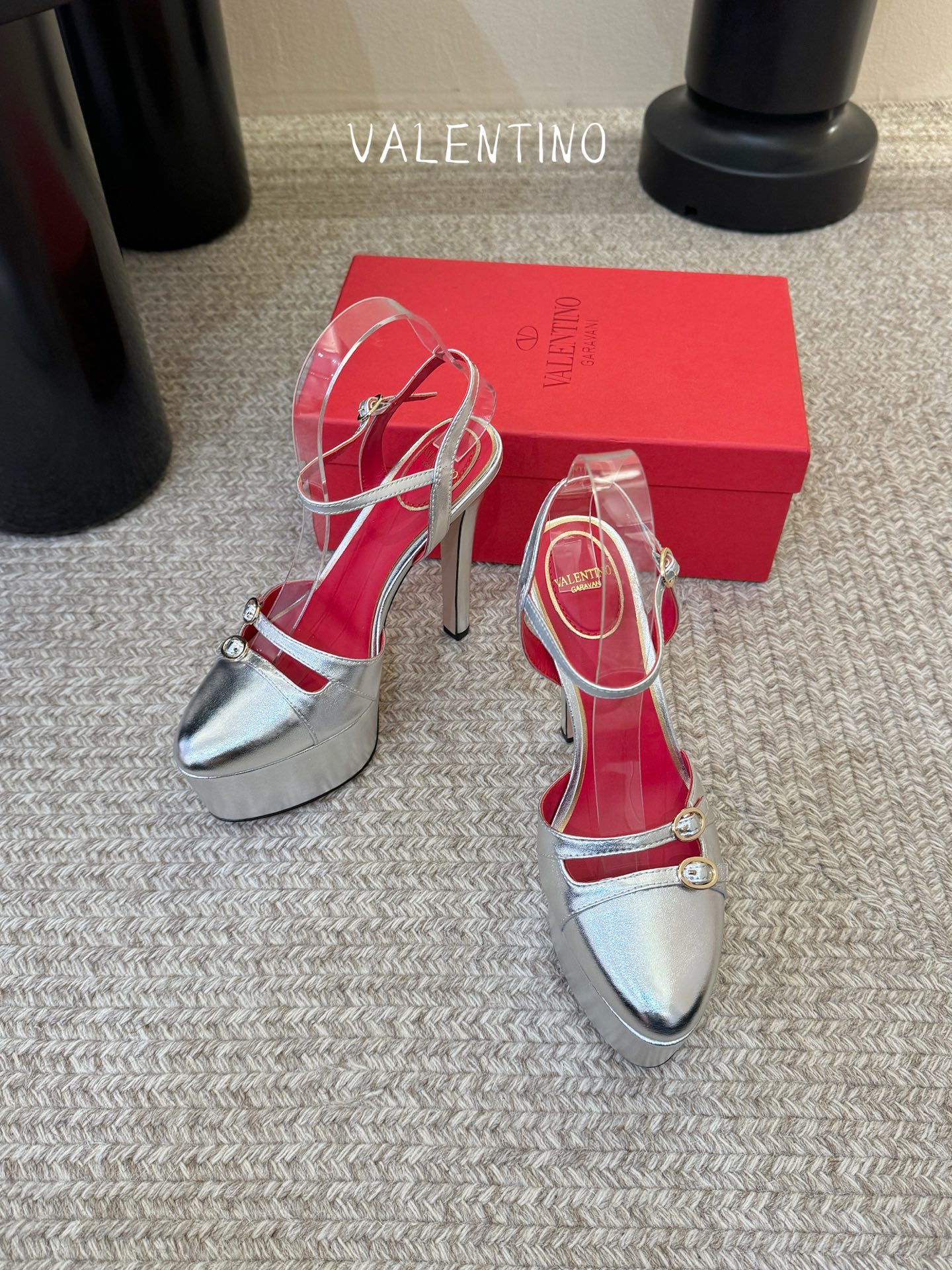 VALENTINO华伦天奴经典凉鞋单鞋春夏VLOGO SIGNATURE鞋型线条流畅.版型超赞上脚舒适.