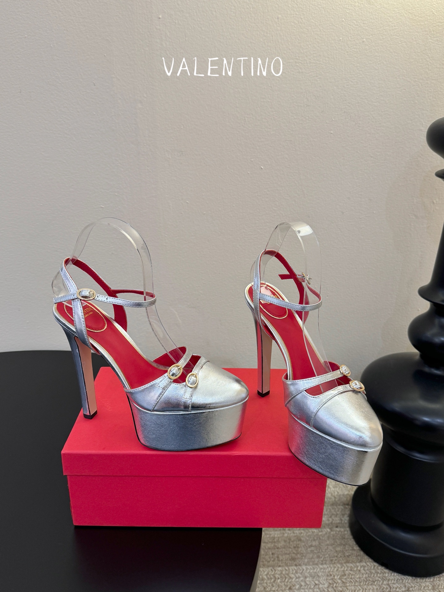 VALENTINO华伦天奴经典凉鞋单鞋春夏VLOGO SIGNATURE鞋型线条流畅.版型超赞上脚舒适.