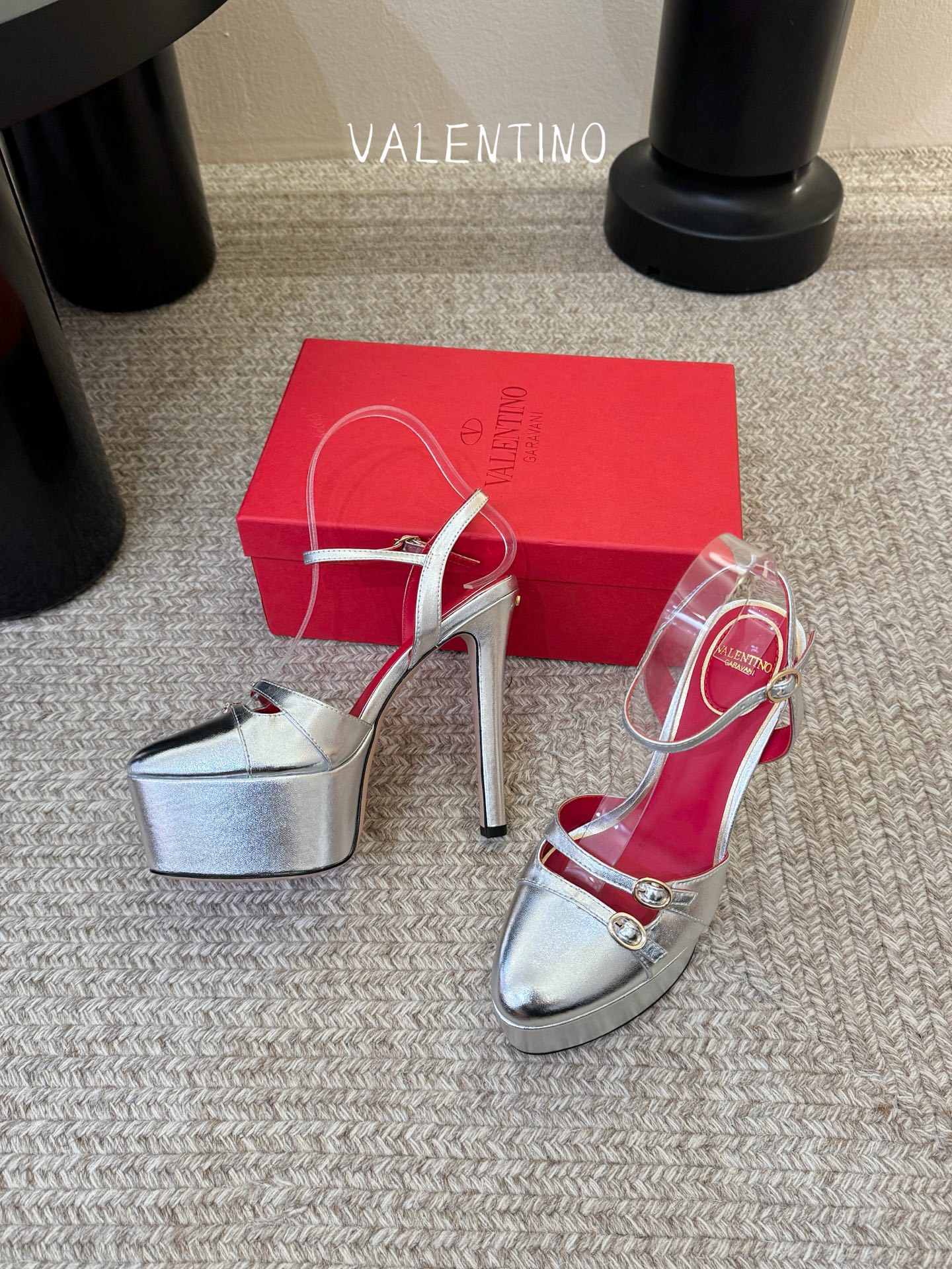 VALENTINO华伦天奴经典凉鞋单鞋春夏VLOGO SIGNATURE鞋型线条流畅.版型超赞上脚舒适.