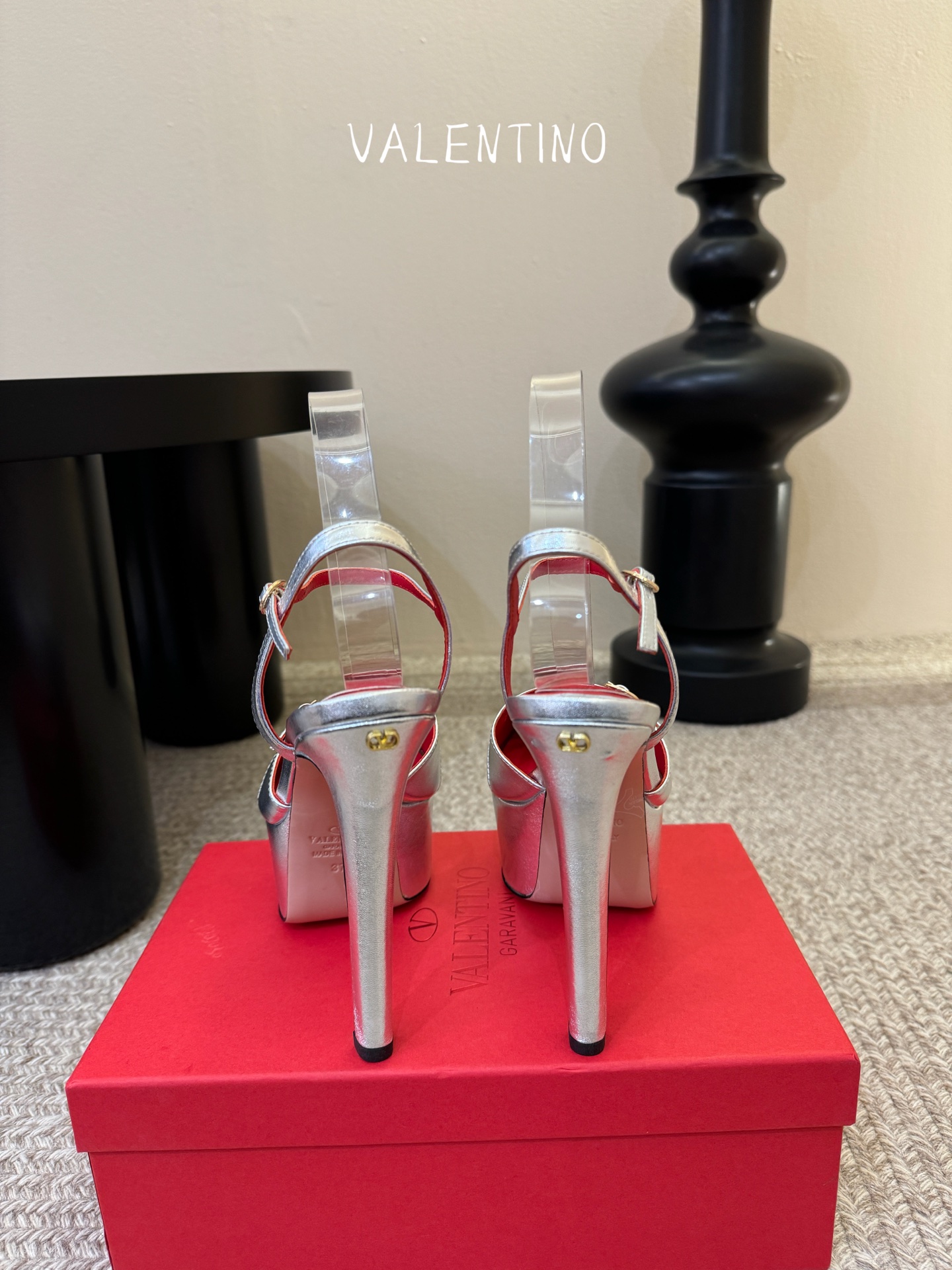 VALENTINO华伦天奴经典凉鞋单鞋春夏VLOGO SIGNATURE鞋型线条流畅.版型超赞上脚舒适.