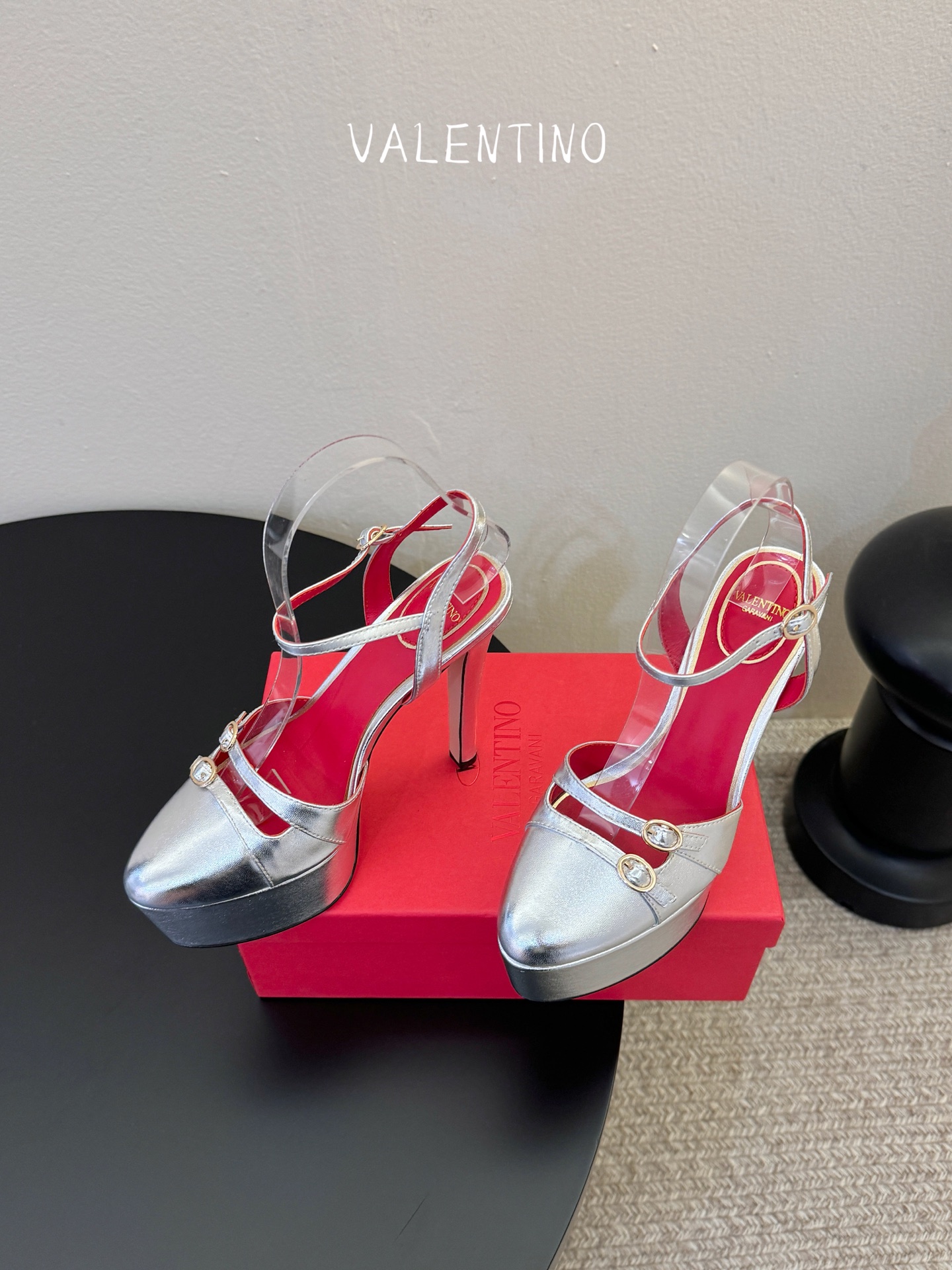 VALENTINO华伦天奴经典凉鞋单鞋春夏VLOGO SIGNATURE鞋型线条流畅.版型超赞上脚舒适.