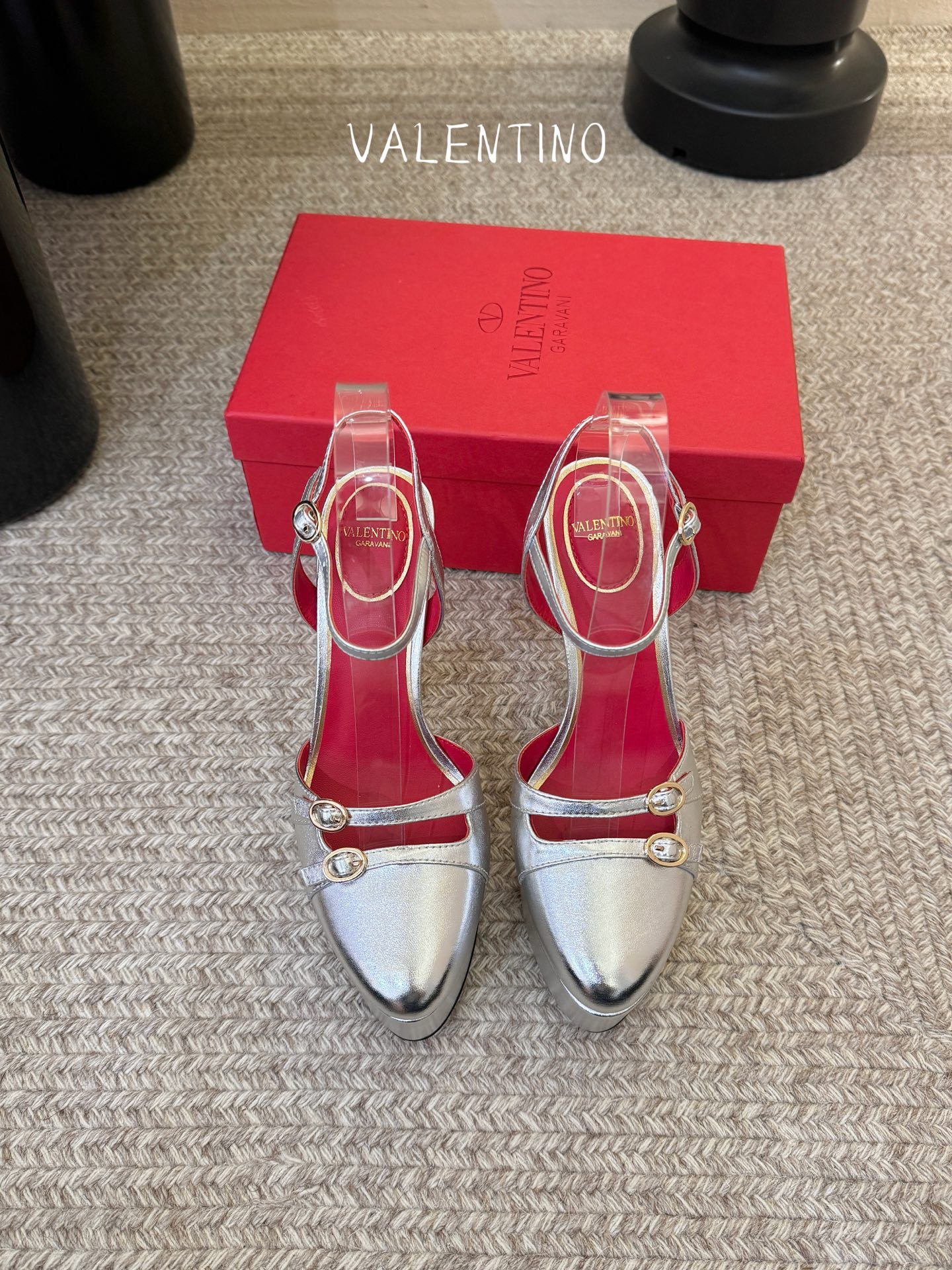 VALENTINO华伦天奴经典凉鞋单鞋春夏VLOGO SIGNATURE鞋型线条流畅.版型超赞上脚舒适.