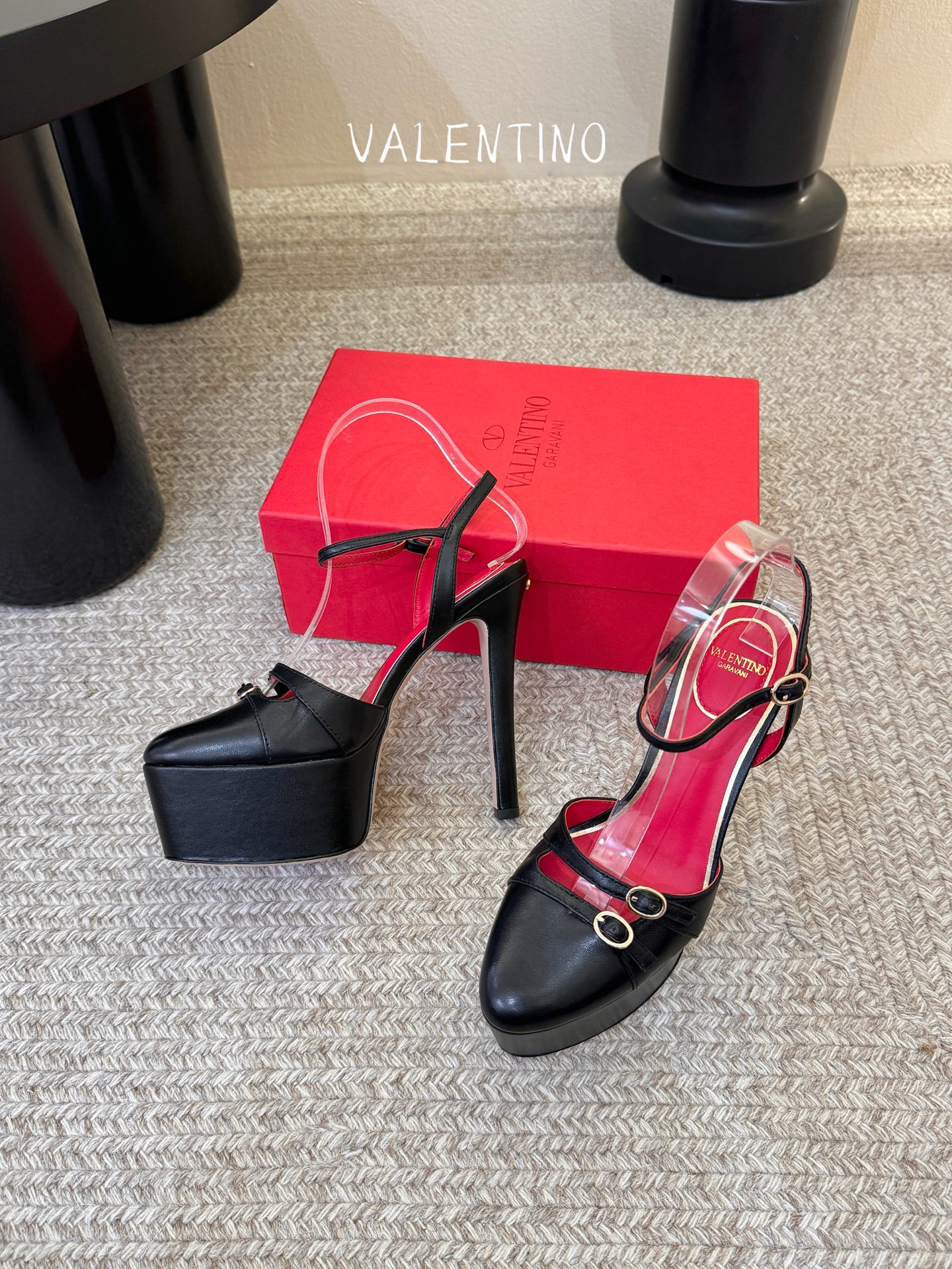 VALENTINO华伦天奴经典凉鞋单鞋春夏VLOGO SIGNATURE鞋型线条流畅.版型超赞上脚舒适.