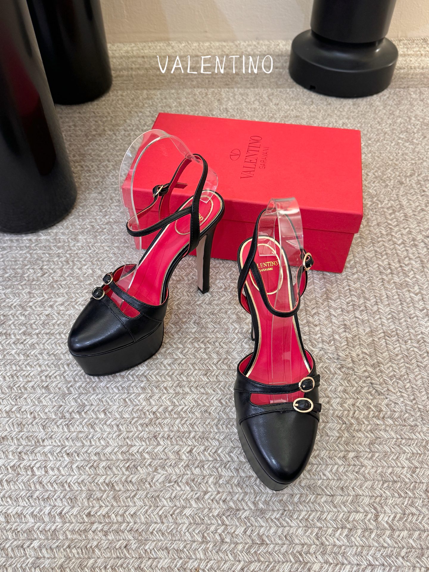 VALENTINO华伦天奴经典凉鞋单鞋春夏VLOGO SIGNATURE鞋型线条流畅.版型超赞上脚舒适.