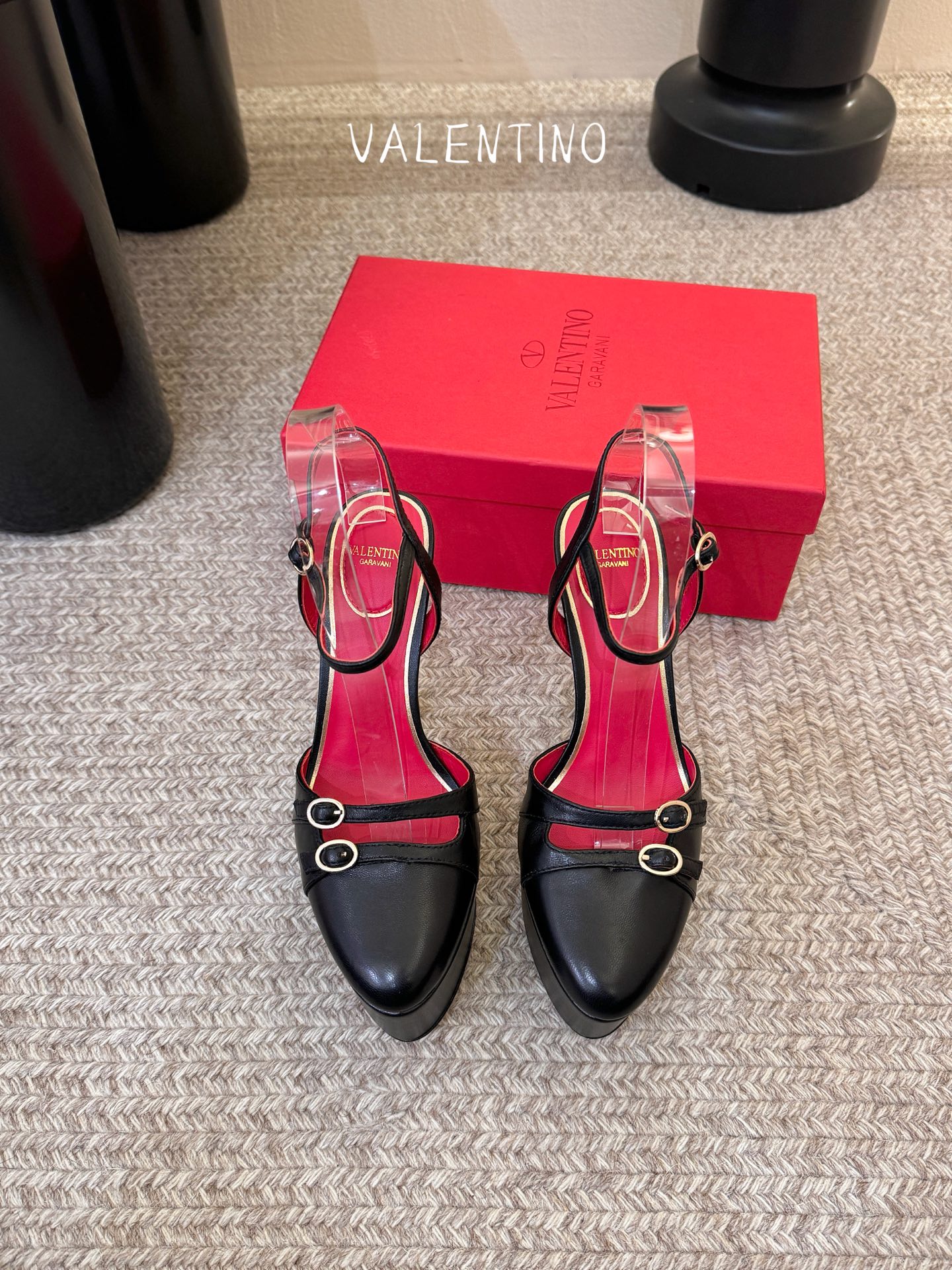 VALENTINO华伦天奴经典凉鞋单鞋春夏VLOGO SIGNATURE鞋型线条流畅.版型超赞上脚舒适.