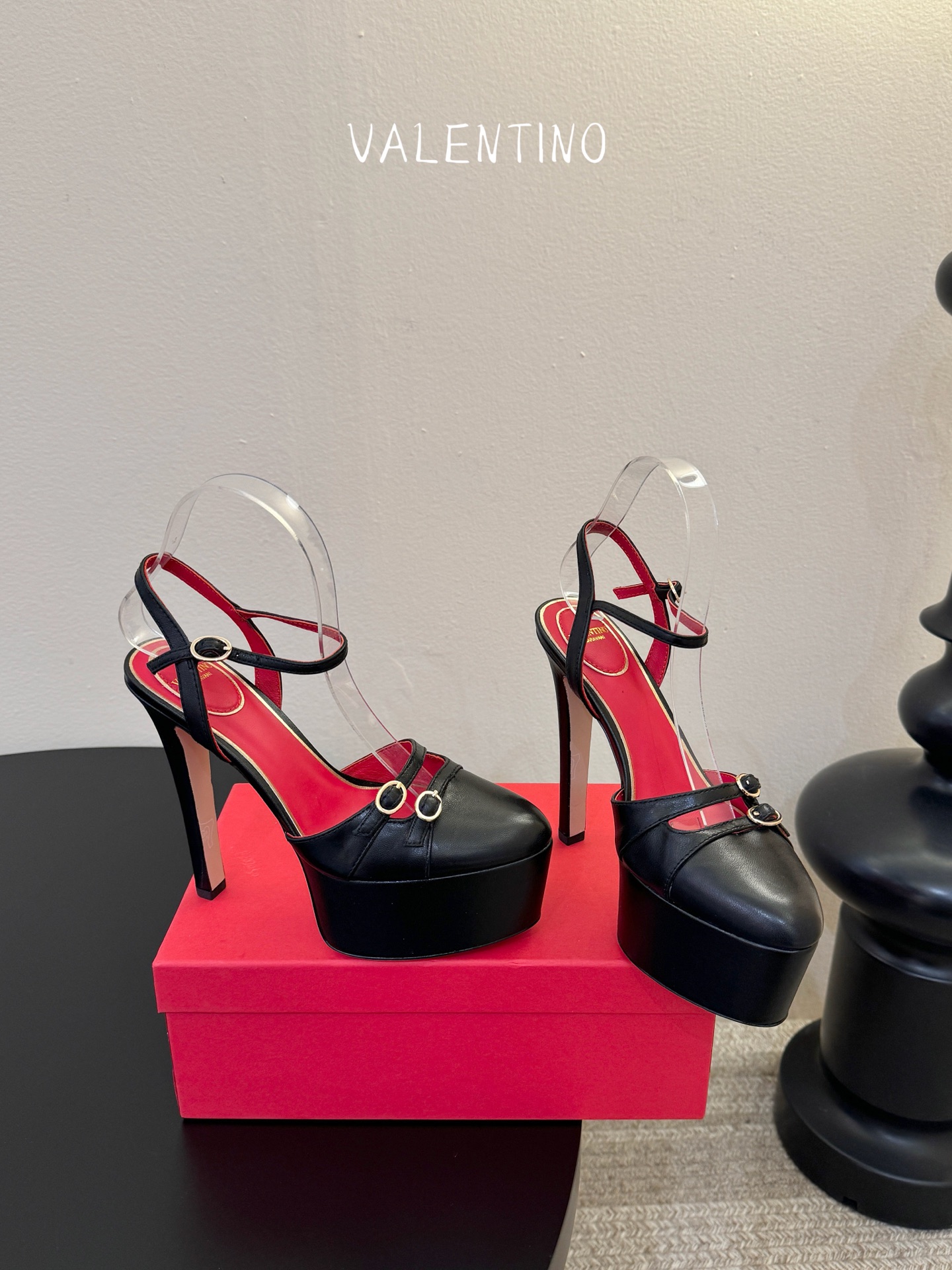 VALENTINO华伦天奴经典凉鞋单鞋春夏VLOGO SIGNATURE鞋型线条流畅.版型超赞上脚舒适.