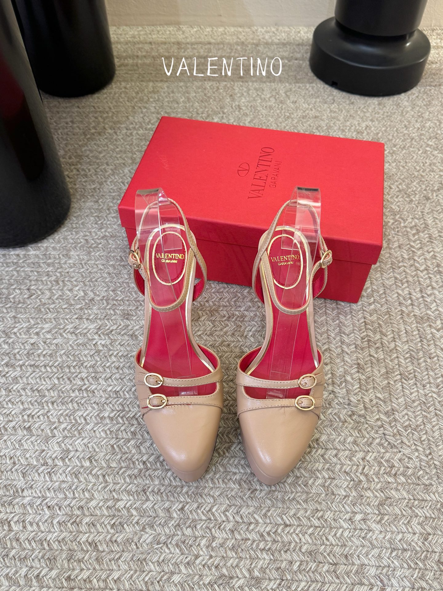 VALENTINO华伦天奴经典凉鞋单鞋春夏VLOGO SIGNATURE鞋型线条流畅.版型超赞上脚舒适.