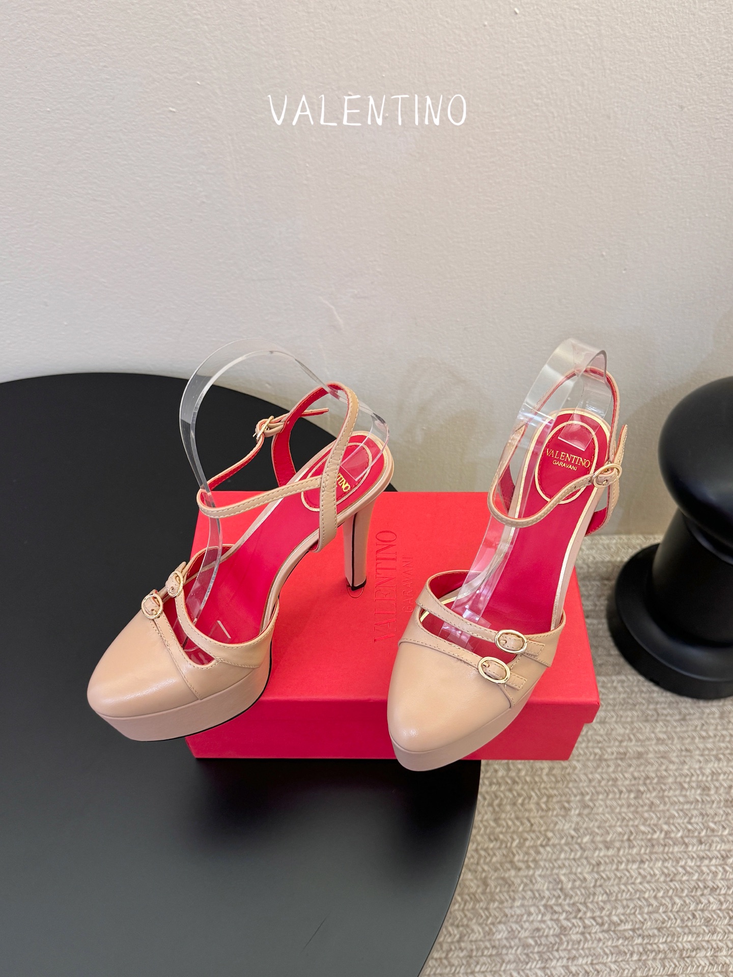 VALENTINO华伦天奴经典凉鞋单鞋春夏VLOGO SIGNATURE鞋型线条流畅.版型超赞上脚舒适.