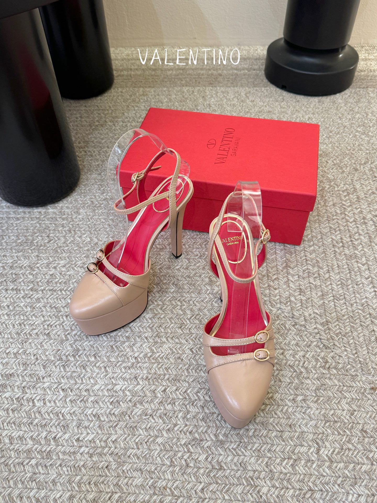 VALENTINO华伦天奴经典凉鞋单鞋春夏VLOGO SIGNATURE鞋型线条流畅.版型超赞上脚舒适.