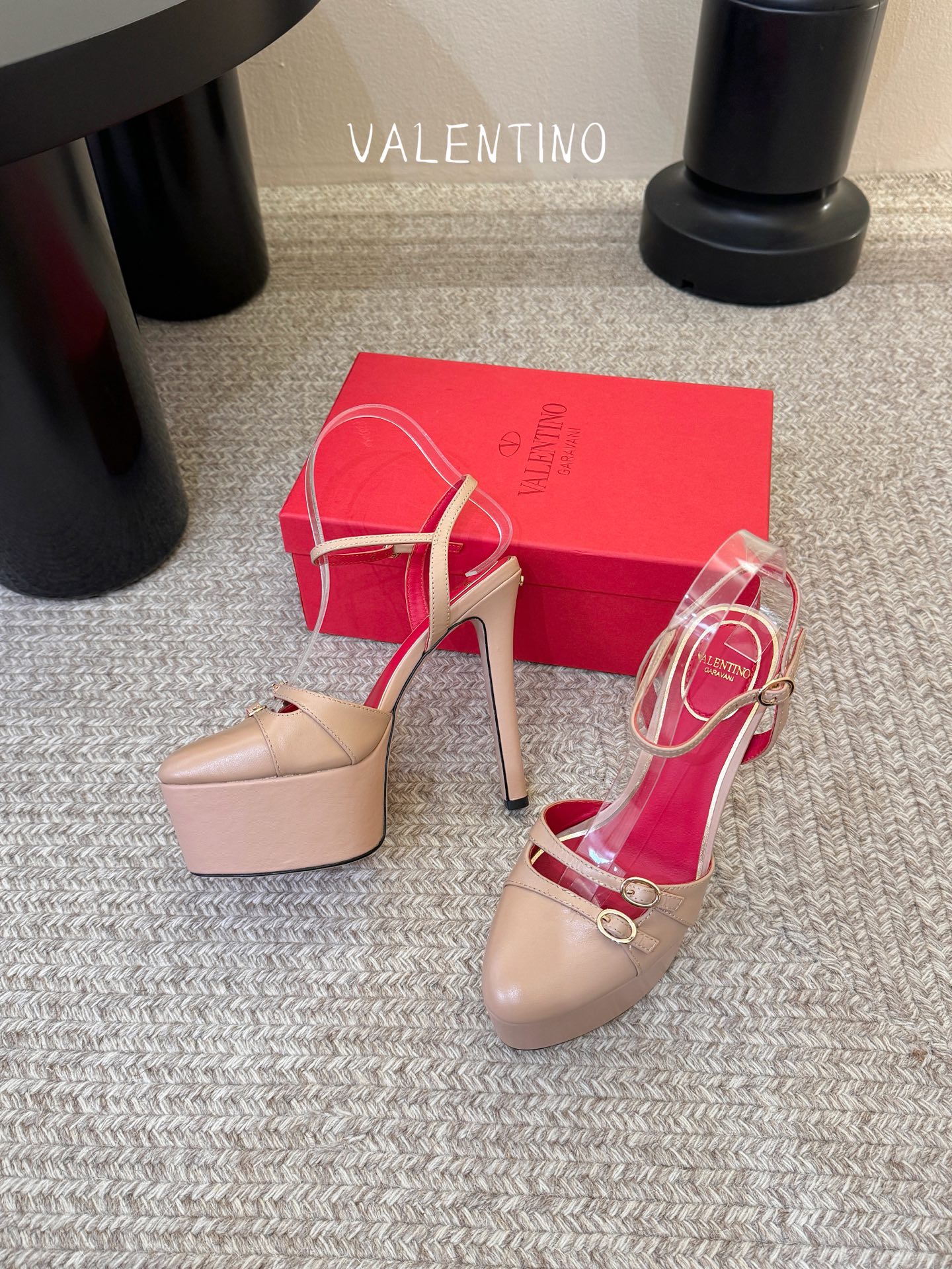 VALENTINO华伦天奴经典凉鞋单鞋春夏VLOGO SIGNATURE鞋型线条流畅.版型超赞上脚舒适.